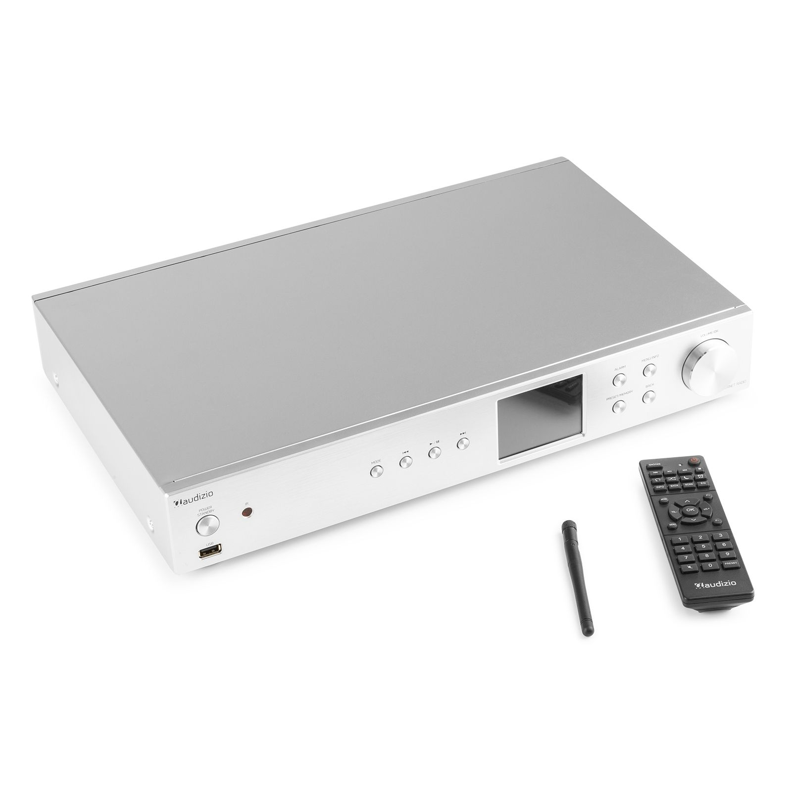 Un receptor de audio plateado con pantalla digital y mando a distancia.