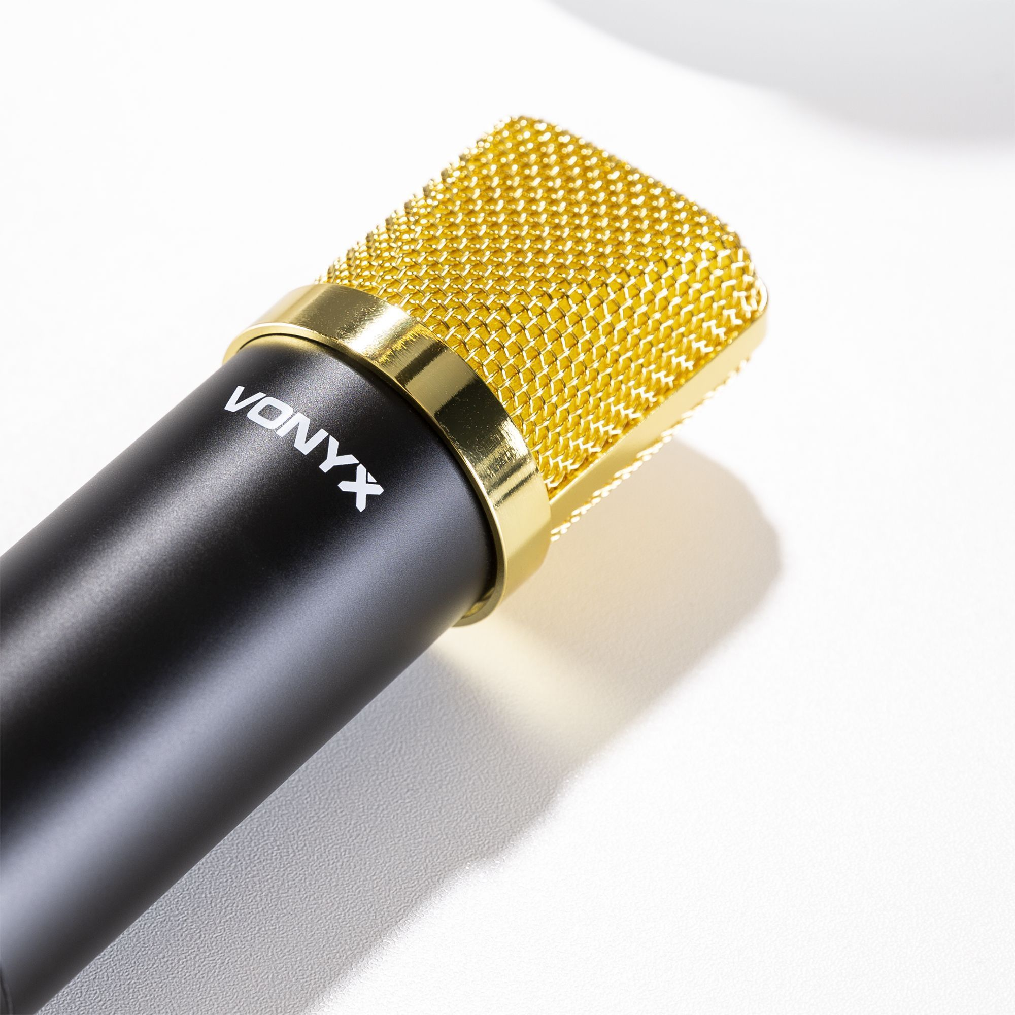 Zwarte Vonyx-microfoon met gouden mesh-bovenkant op witte achtergrond.