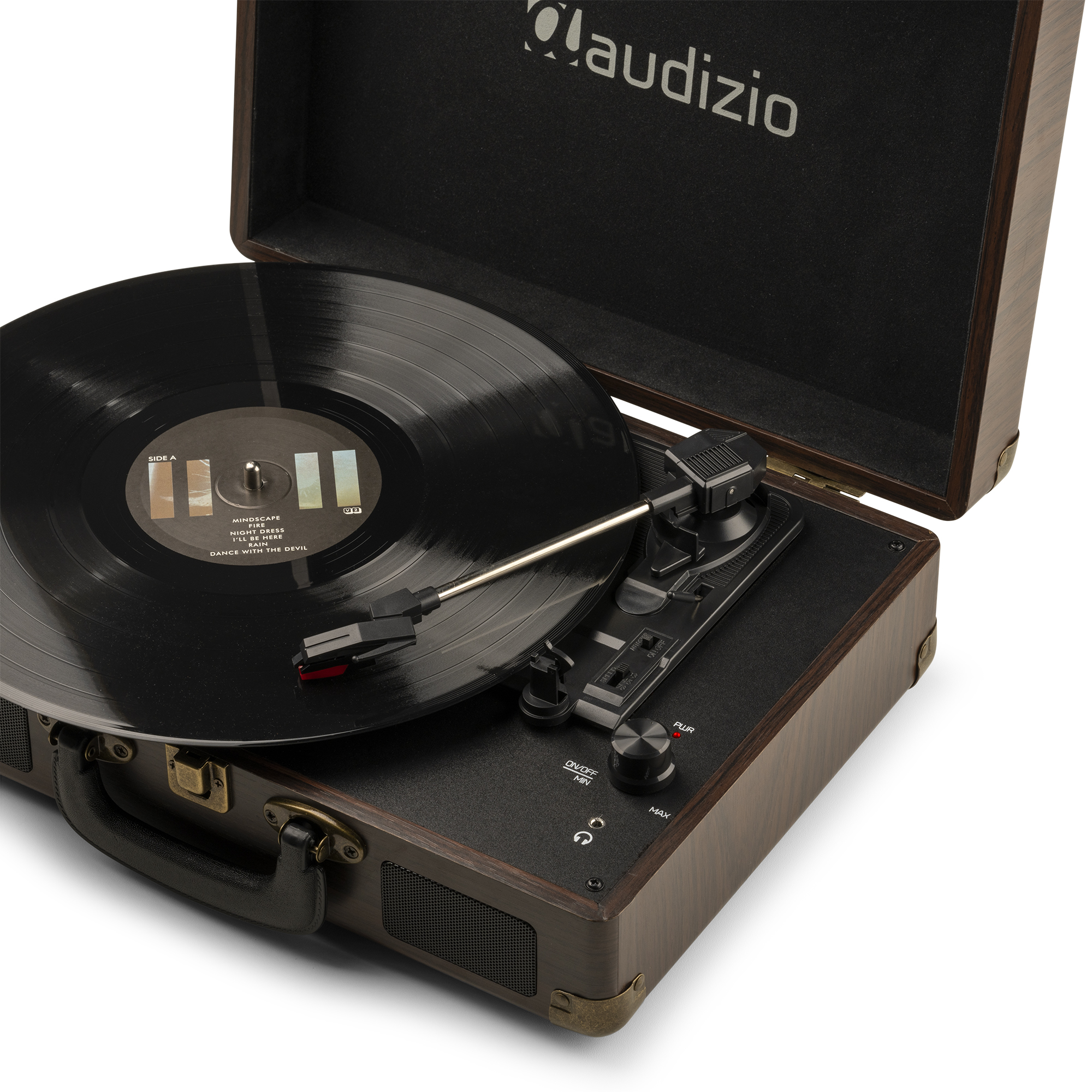 Tocadiscos reproduciendo un disco. Acabado en madera oscura. Disco negro con etiqueta. Tapa negra abierta. Fondo blanco.
