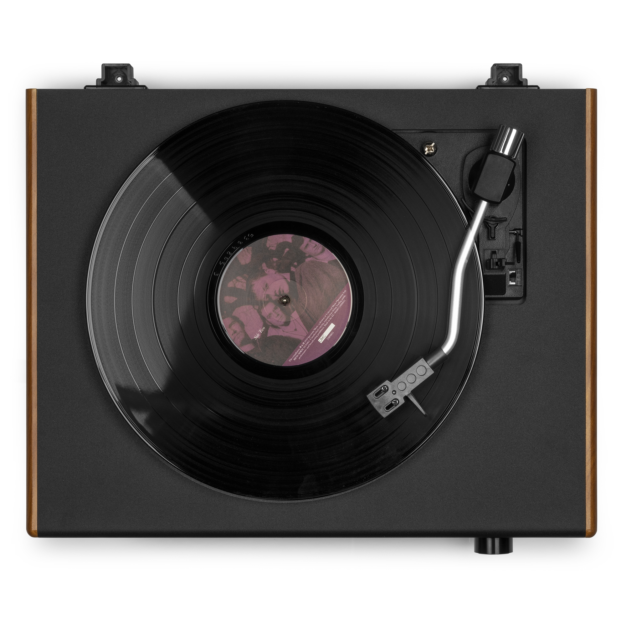 Un tocadiscos negro con un disco de vinilo negro encima. Los lados son de madera.