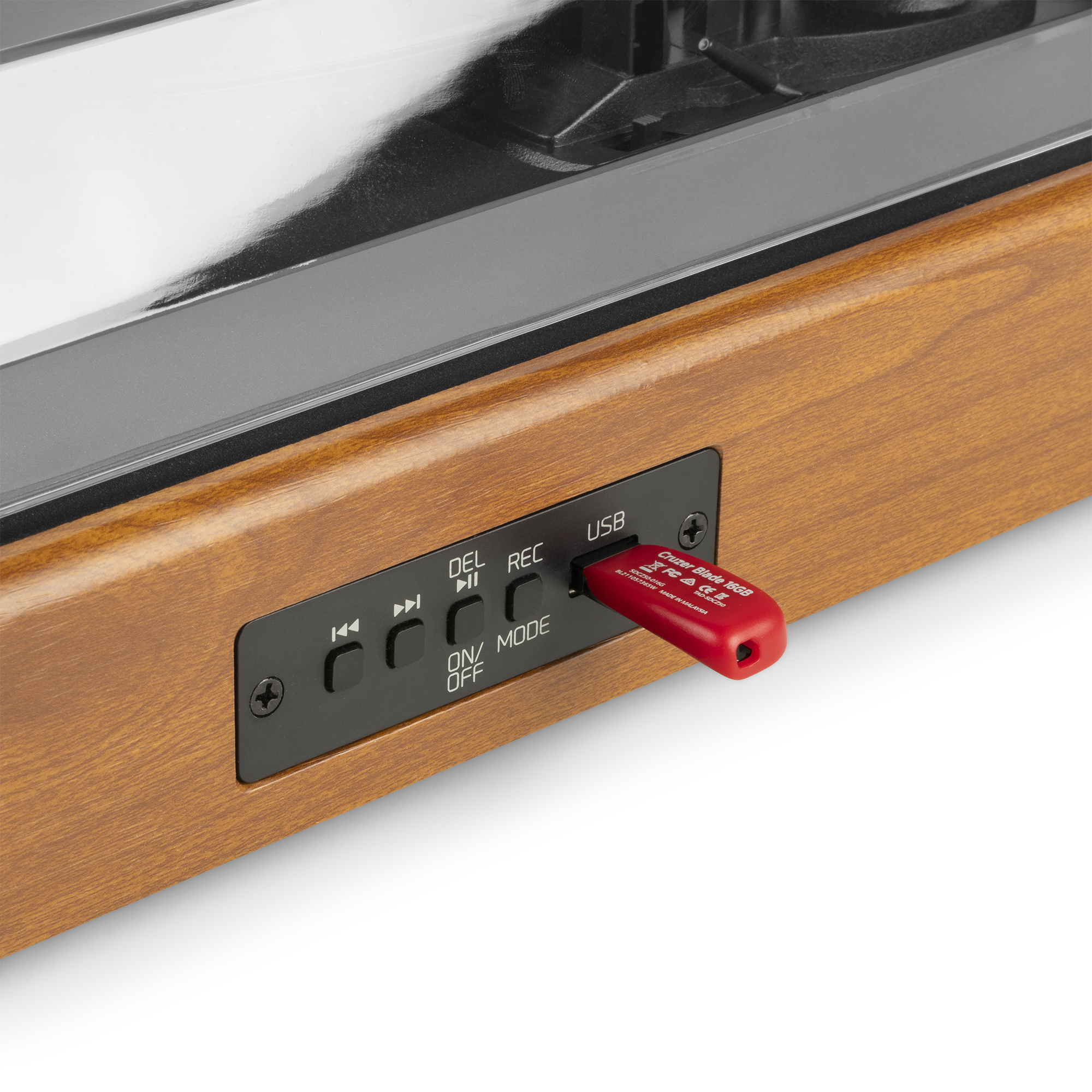Primer plano de un tocadiscos de madera con puerto USB y botones de control, unidad USB roja insertada.