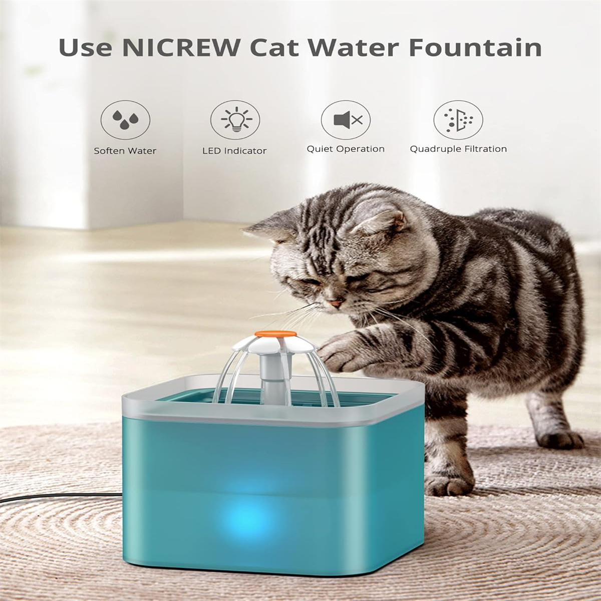 Eine Katze trinkt aus einem türkisfarbenen Wasserbrunnen mit einem blütenförmigen Wasserauslass.