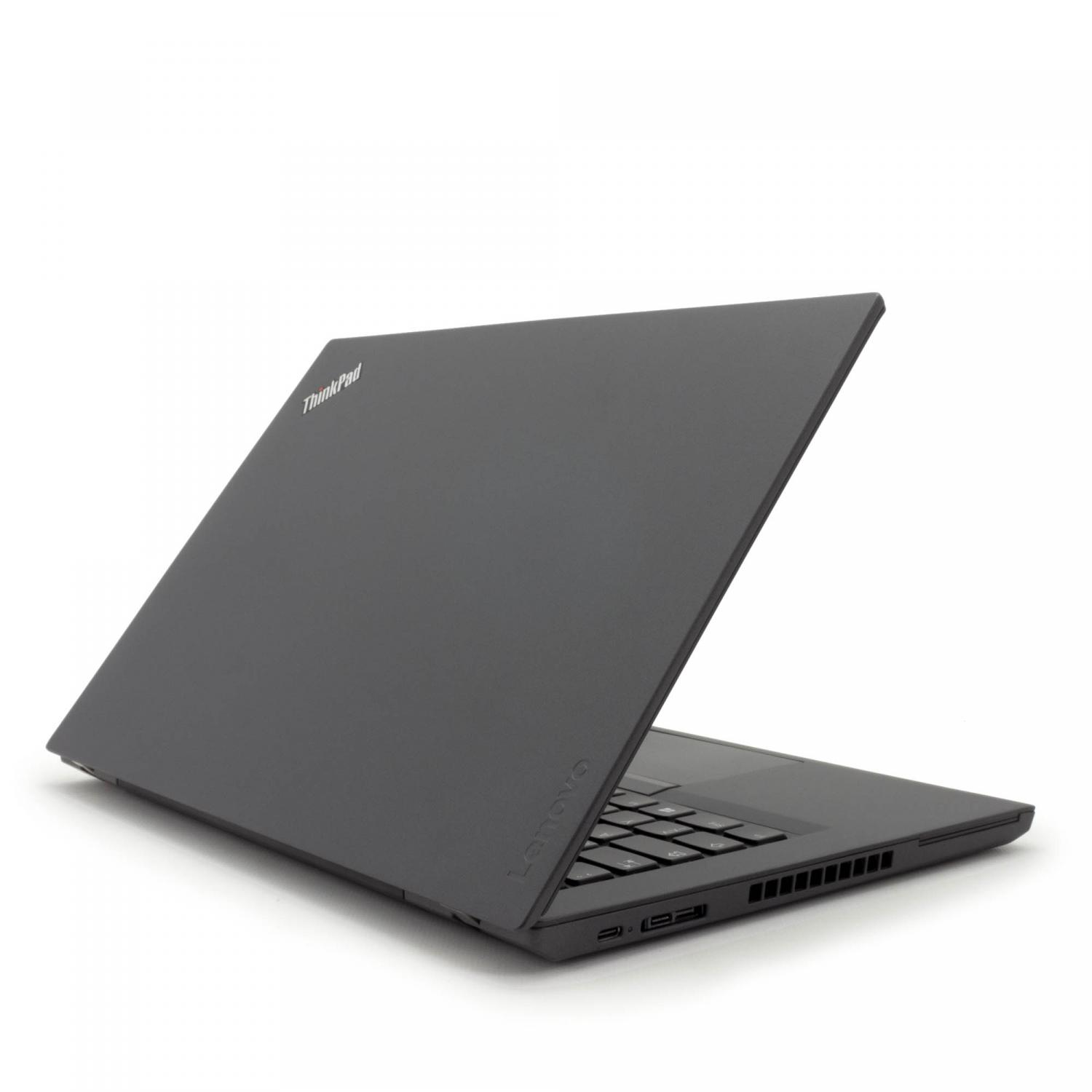 Schwarzes ThinkPad Laptop, leicht geöffnet. Lenovo-Logo sichtbar, schräge Ansicht auf weißem Hintergrund. Minimalistisches Design.