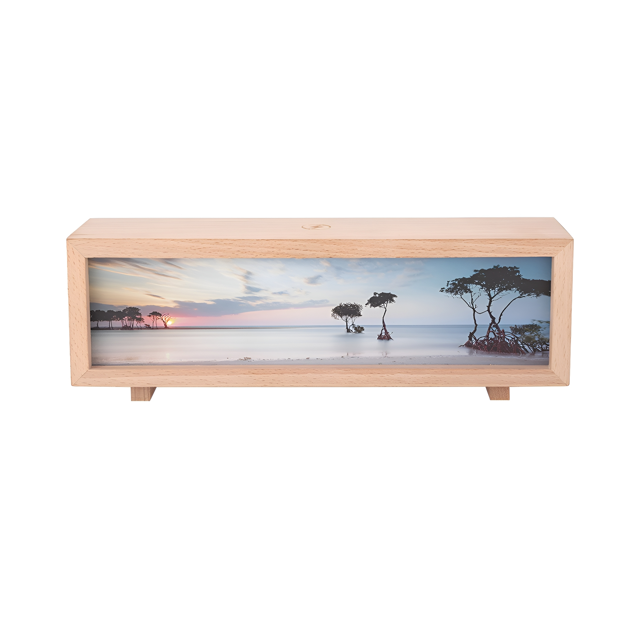 Gerahmtes Bild eines Strandes bei Sonnenuntergang. Holzrahmen mit Strandszene.