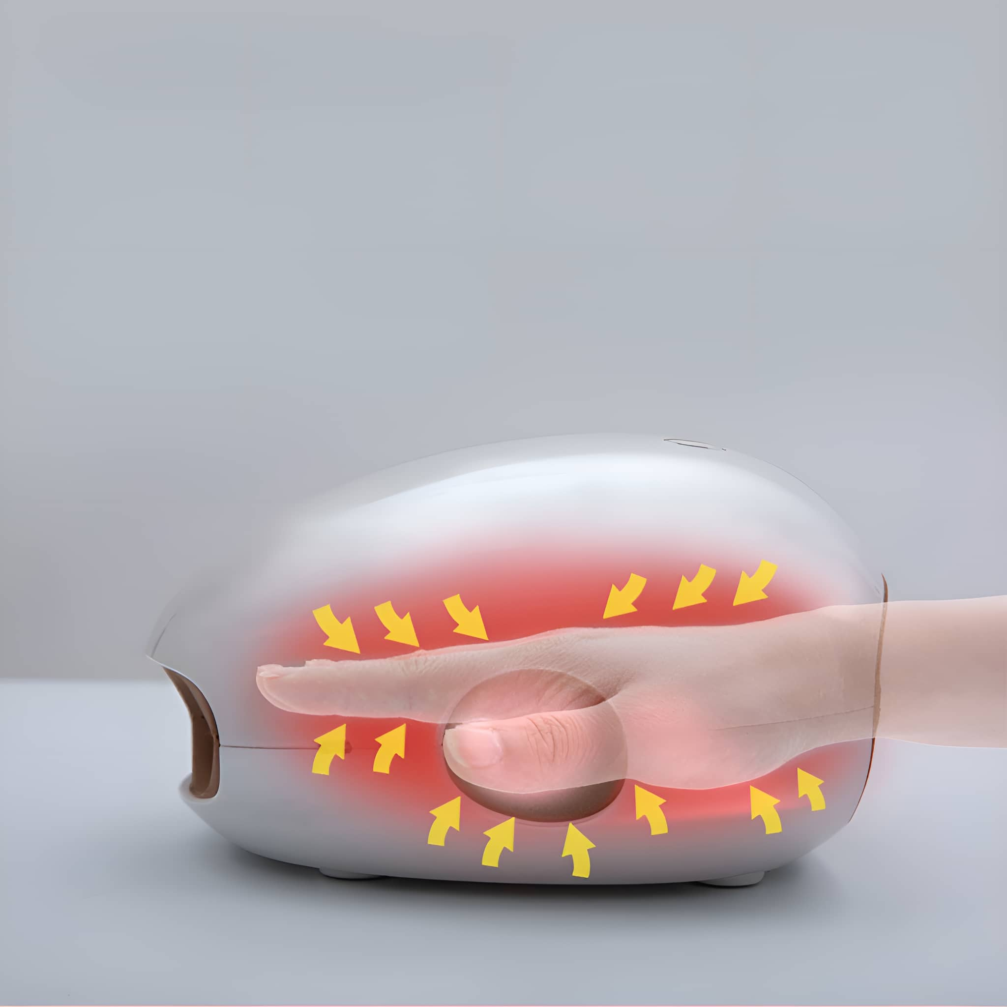 Eine Hand wird in ein beheiztes Handmassagegerät gelegt. Pfeile zeigen die Wärme an.