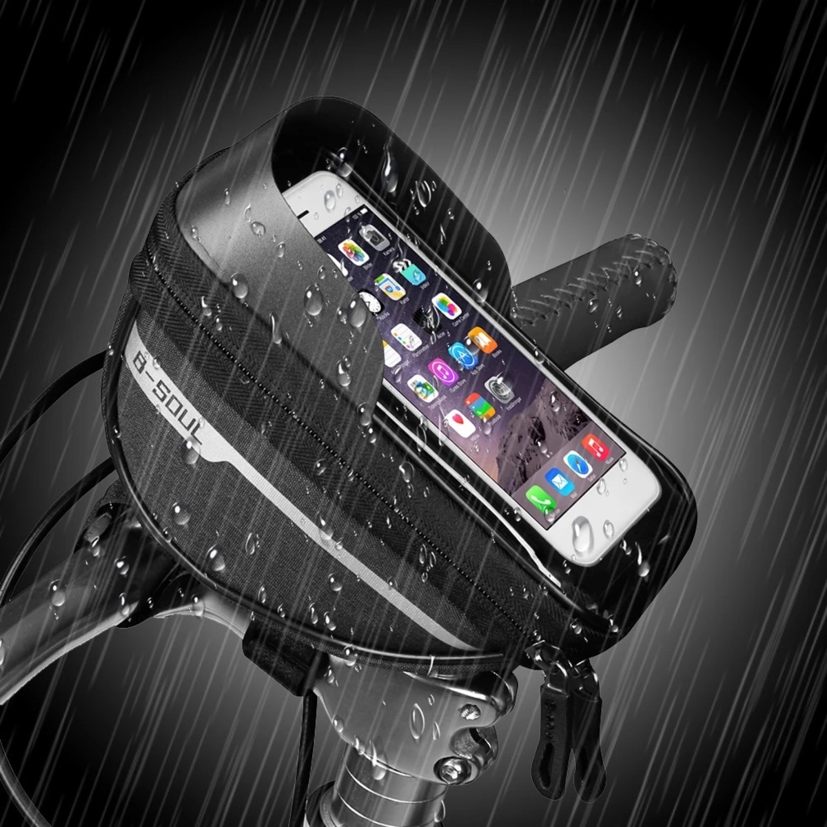 Ein Telefon in einer schwarzen, wasserdichten Fahrradtasche am Lenker, mit Regentropfen und unscharfem Hintergrund.