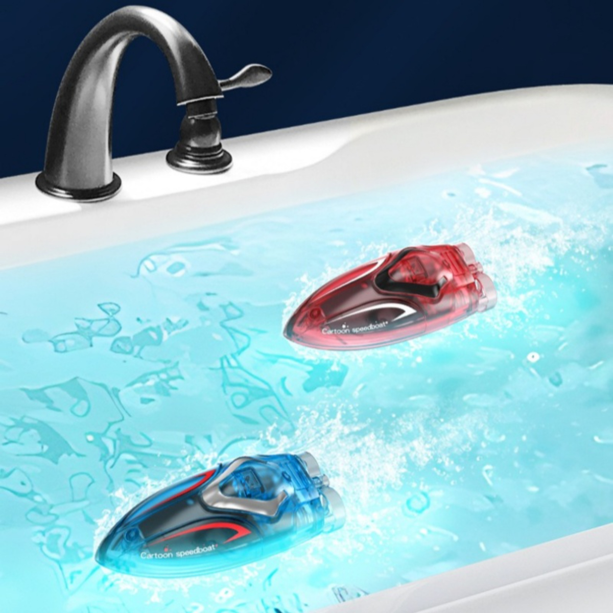 Zwei Spielzeug-Motorboote in einer Badewanne. Eins rot, eins blau, beide mit Lichtern. Ein Wasserhahn ist sichtbar.