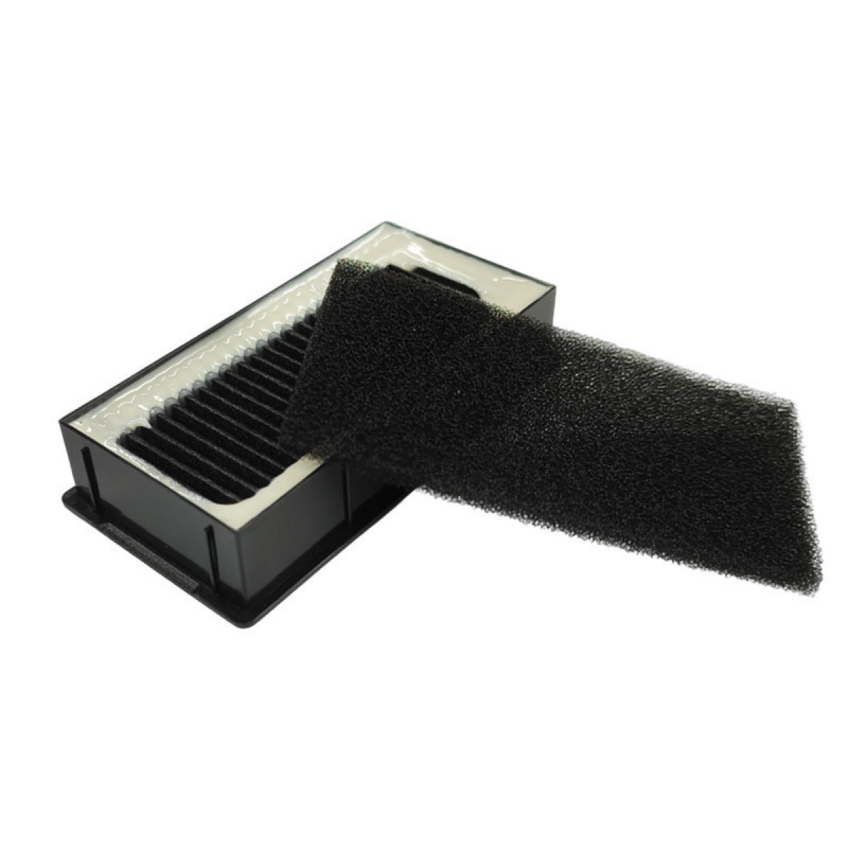 Schwarzer Luftfilter. Schwarzer Rahmen mit gefaltetem Filter innen, mit schwarzem Schaumfilter oben.