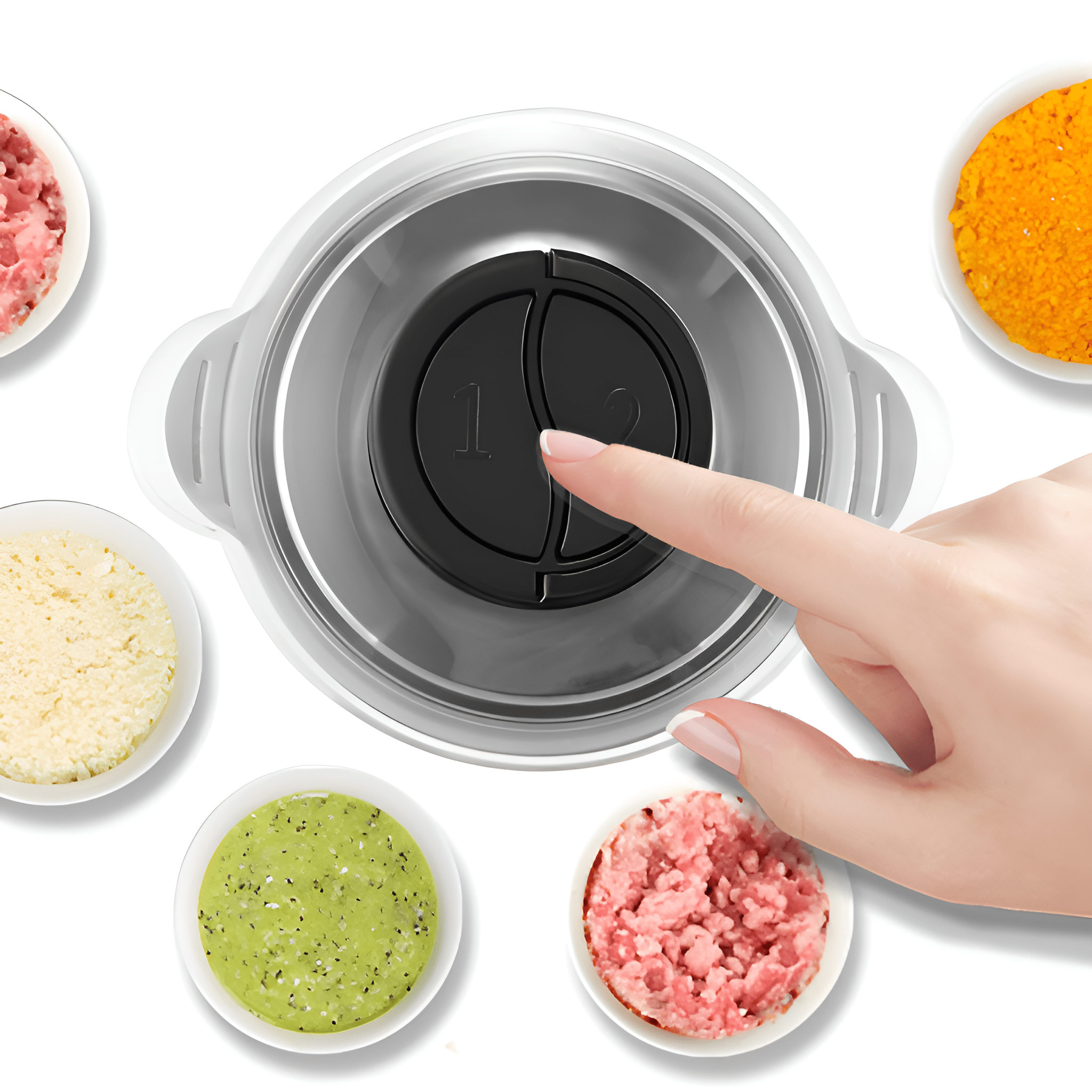 Eine Hand drückt einen Knopf auf einem Foodprozessor mit Schalen mit Zutaten darum herum.