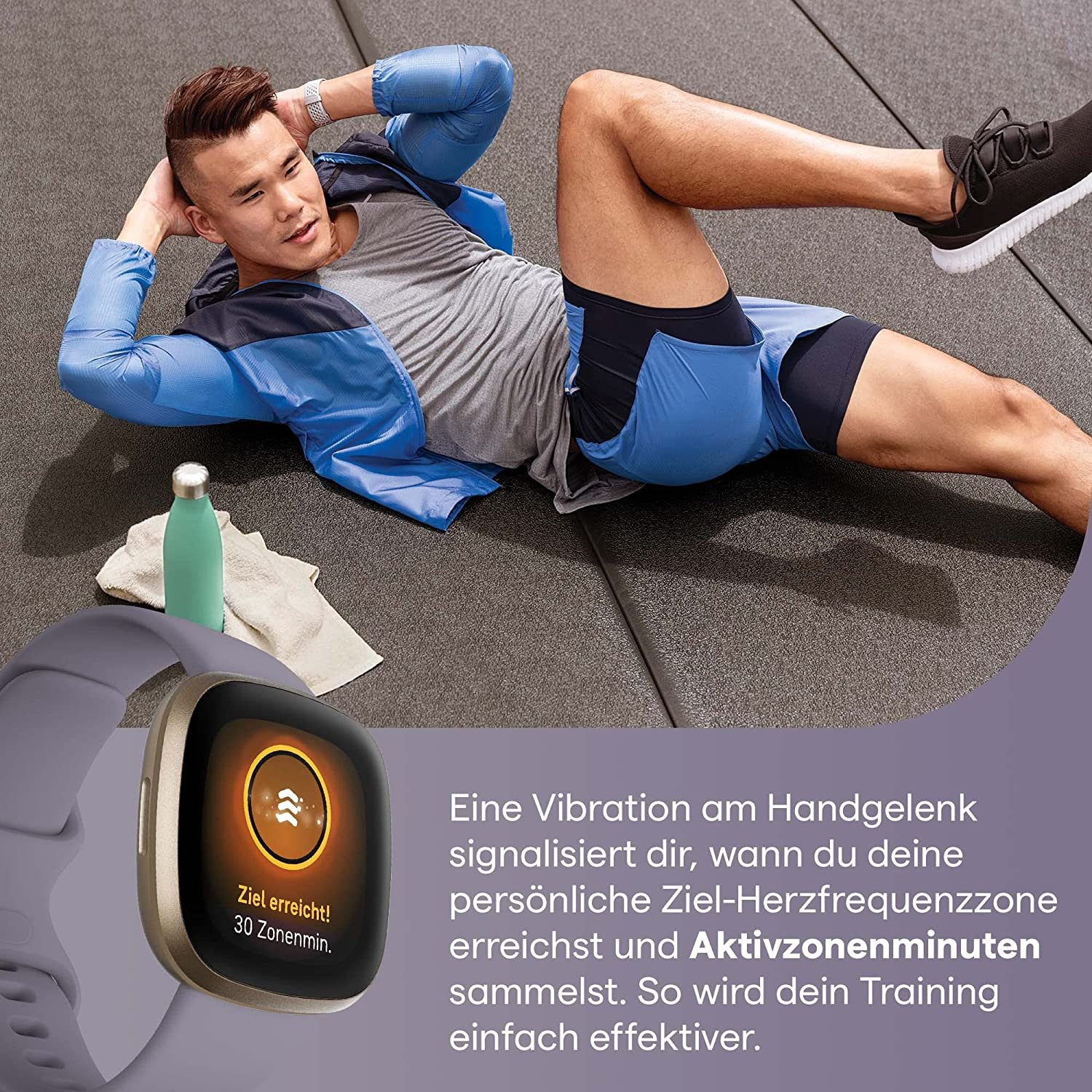 Mann macht Sit-ups mit Smartwatch, die Trainingsfortschritt zeigt.