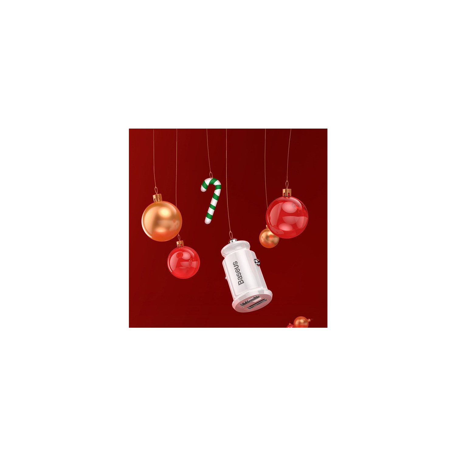 Kerstversieringen hangen tegen een rode achtergrond. Bevat gouden en rode ballen, plus een oplader.