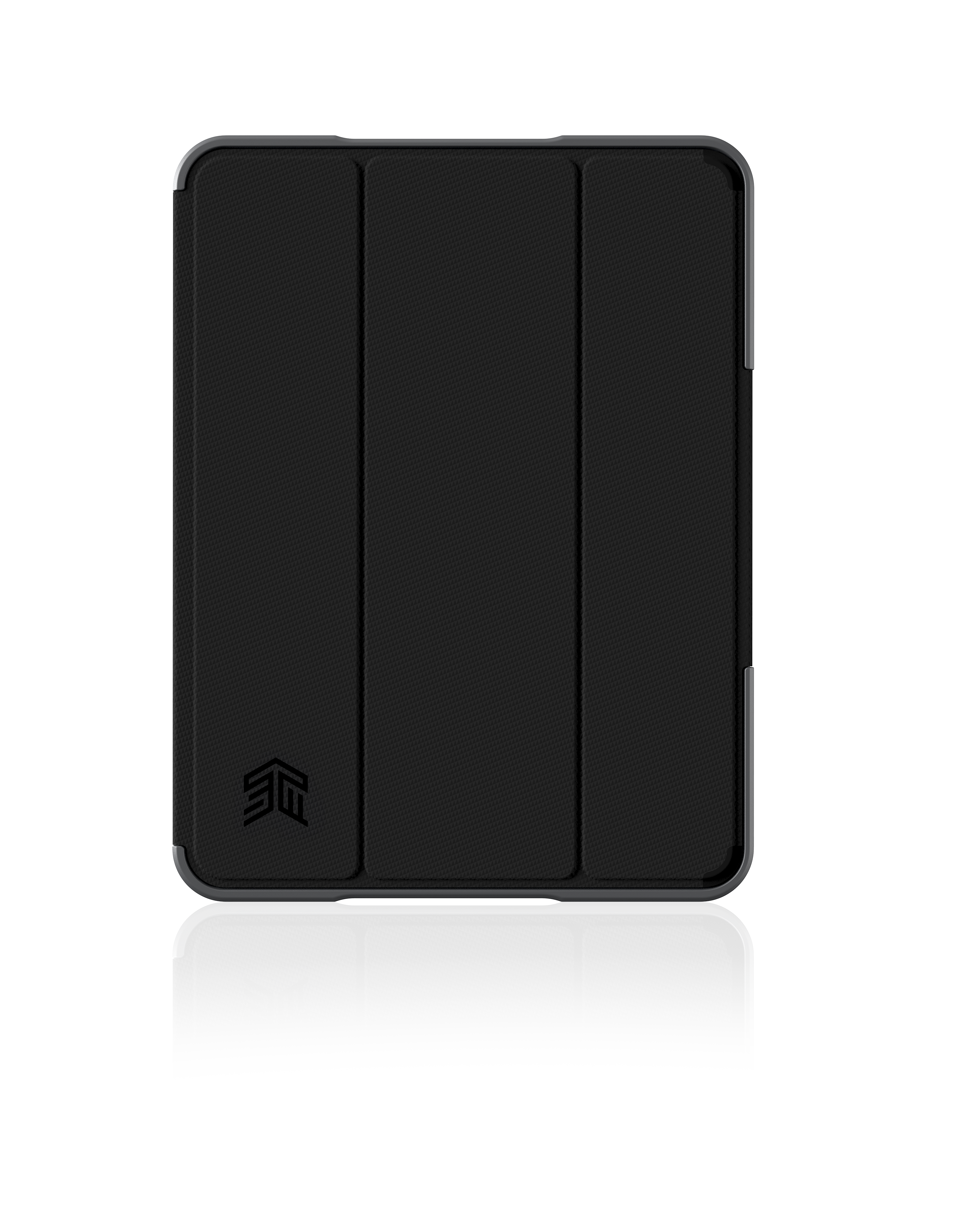 Funda de iPad negra y cerrada con tapa plegable. La funda tiene un emblema en la parte delantera.