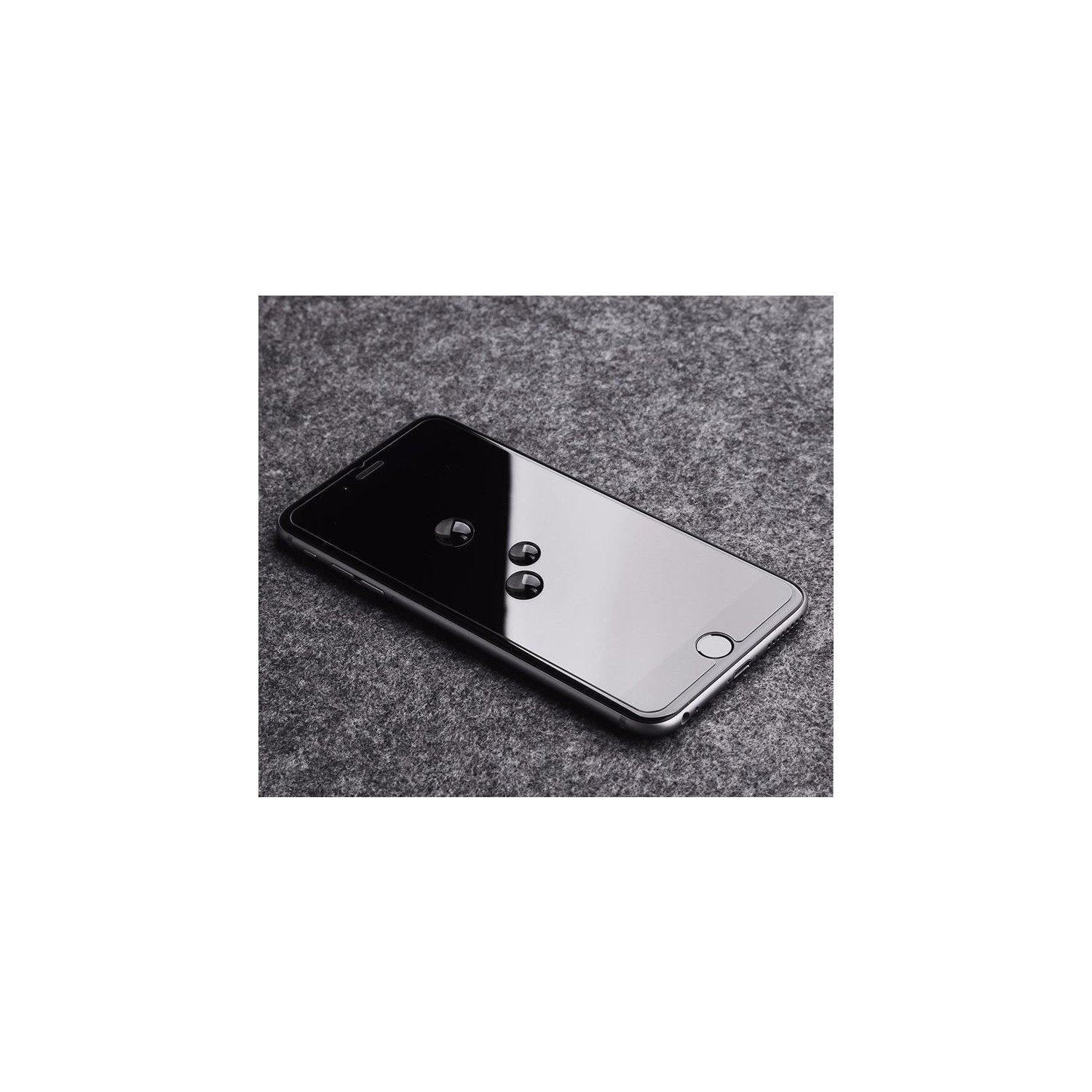 Schwarzes Smartphone mit zwei Wassertropfen auf dem Bildschirm auf grauer Oberfläche.