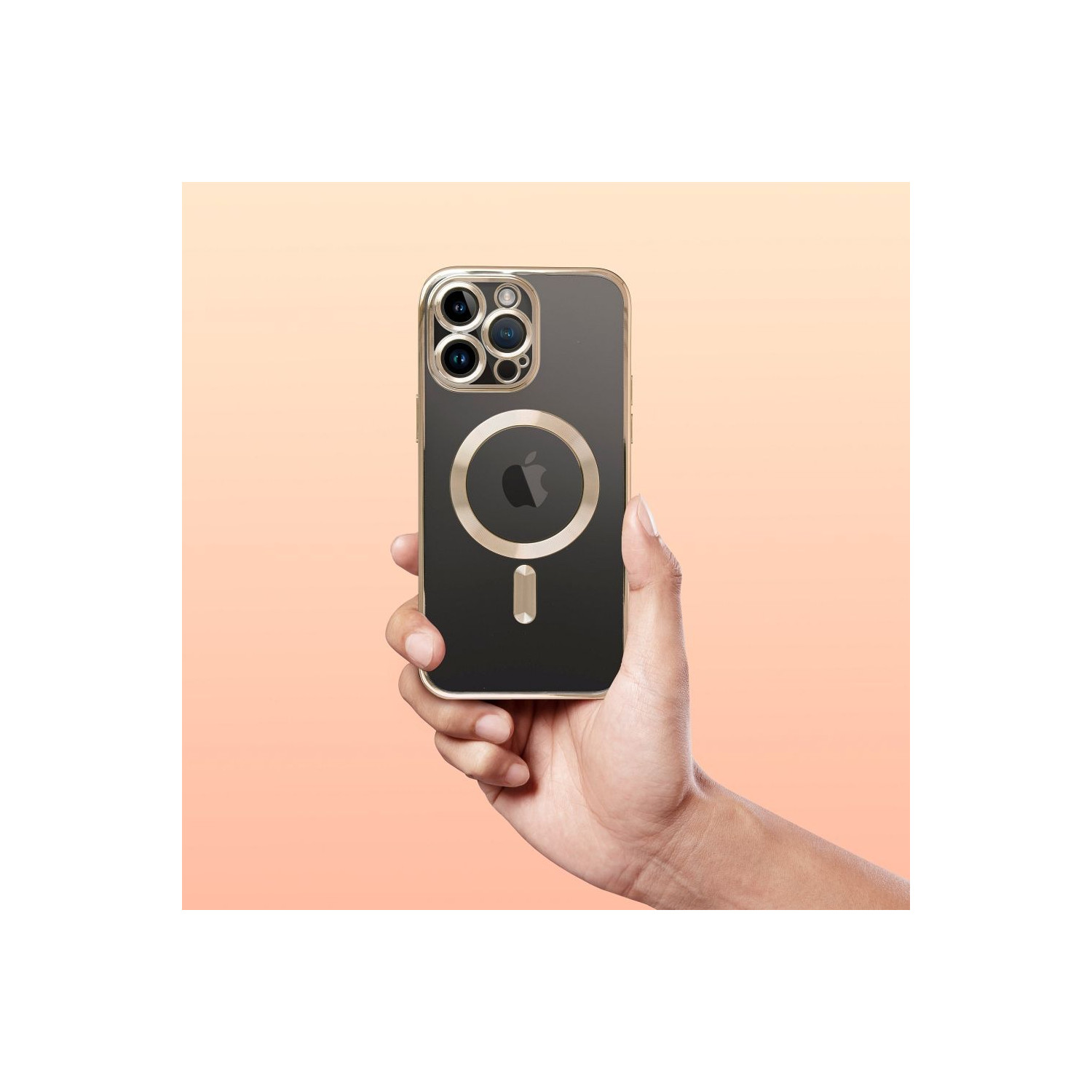 Handyhülle mit goldenem Rahmen und schwarzer Rückseite mit Kreis für MagSafe. Von Hand gehalten.