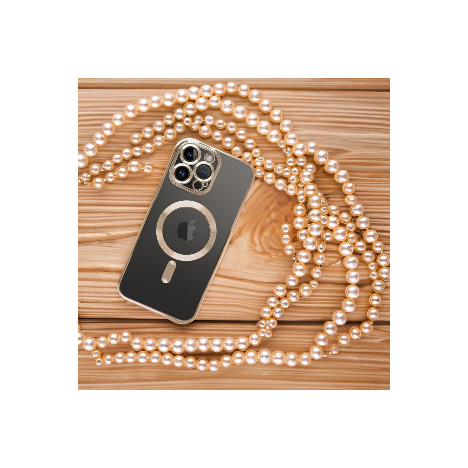 Schwarzes Telefon mit goldenem Rahmen und Perlenkette auf Holzoberfläche.