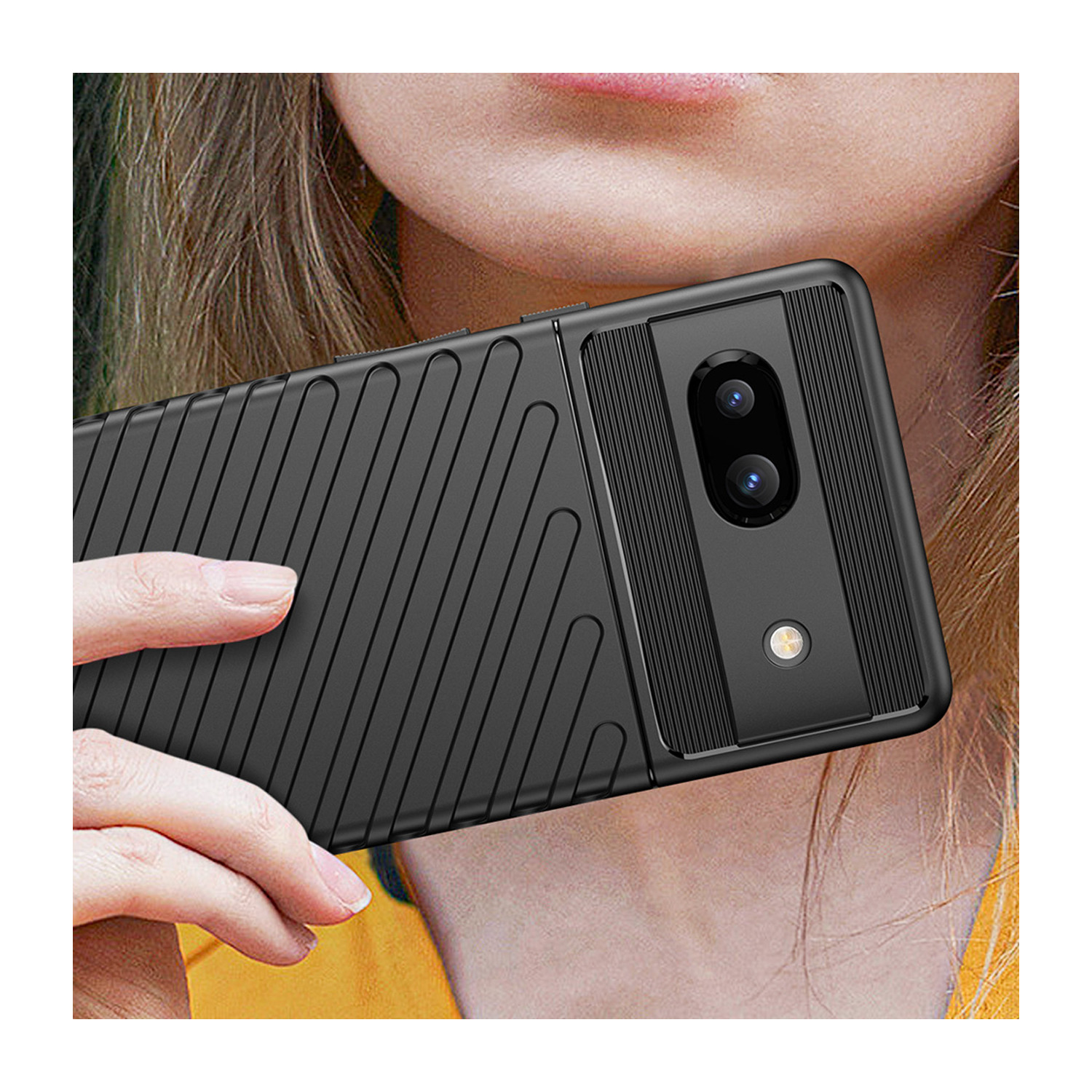 Die Hand einer Person, die eine schwarze Handyhülle mit strukturierter Rückseite hält.