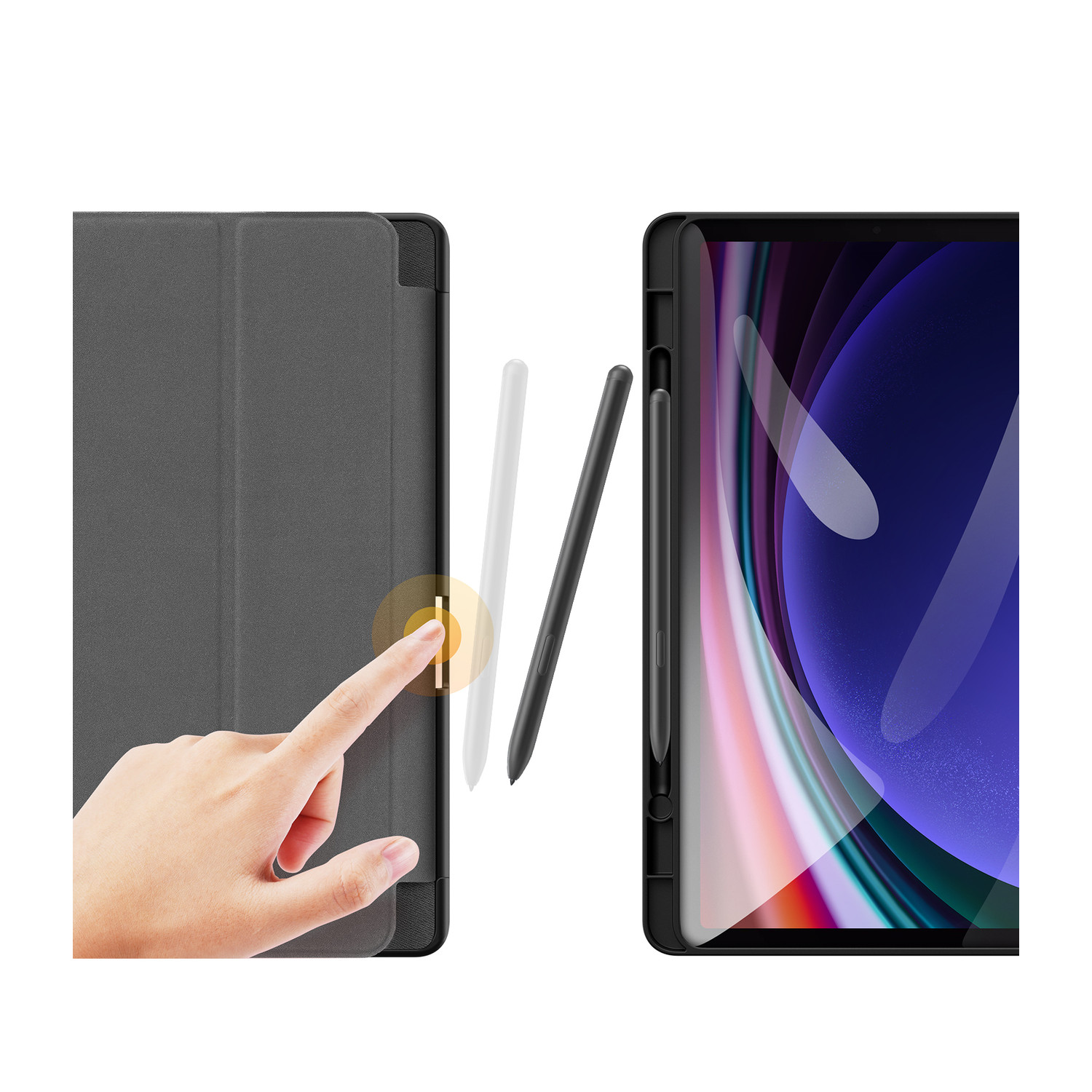 Mano che tocca lo schermo del tablet. Custodia e due penne visibili. Bianco e nero.