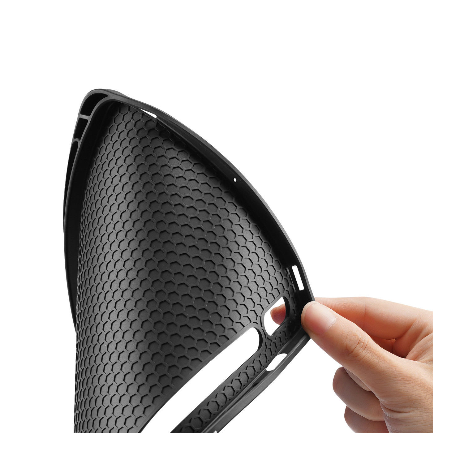 Mano che tiene una custodia per tablet in plastica nera con motivo a nido d'ape all'interno, sfondo bianco.
