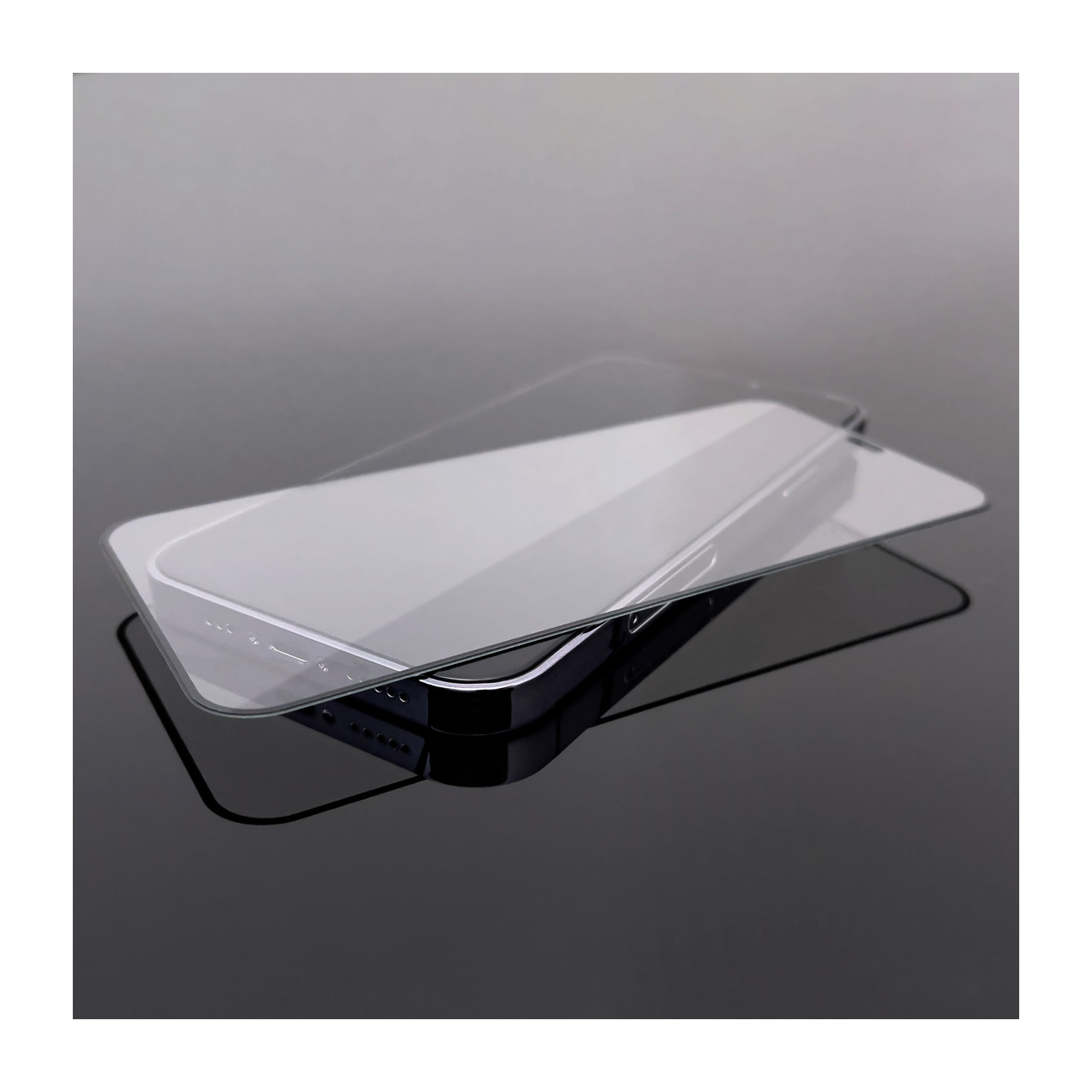 Zwei Telefon-Displayschutzfolien, überlappend. Reflektierende Oberfläche. Klar, transparent.