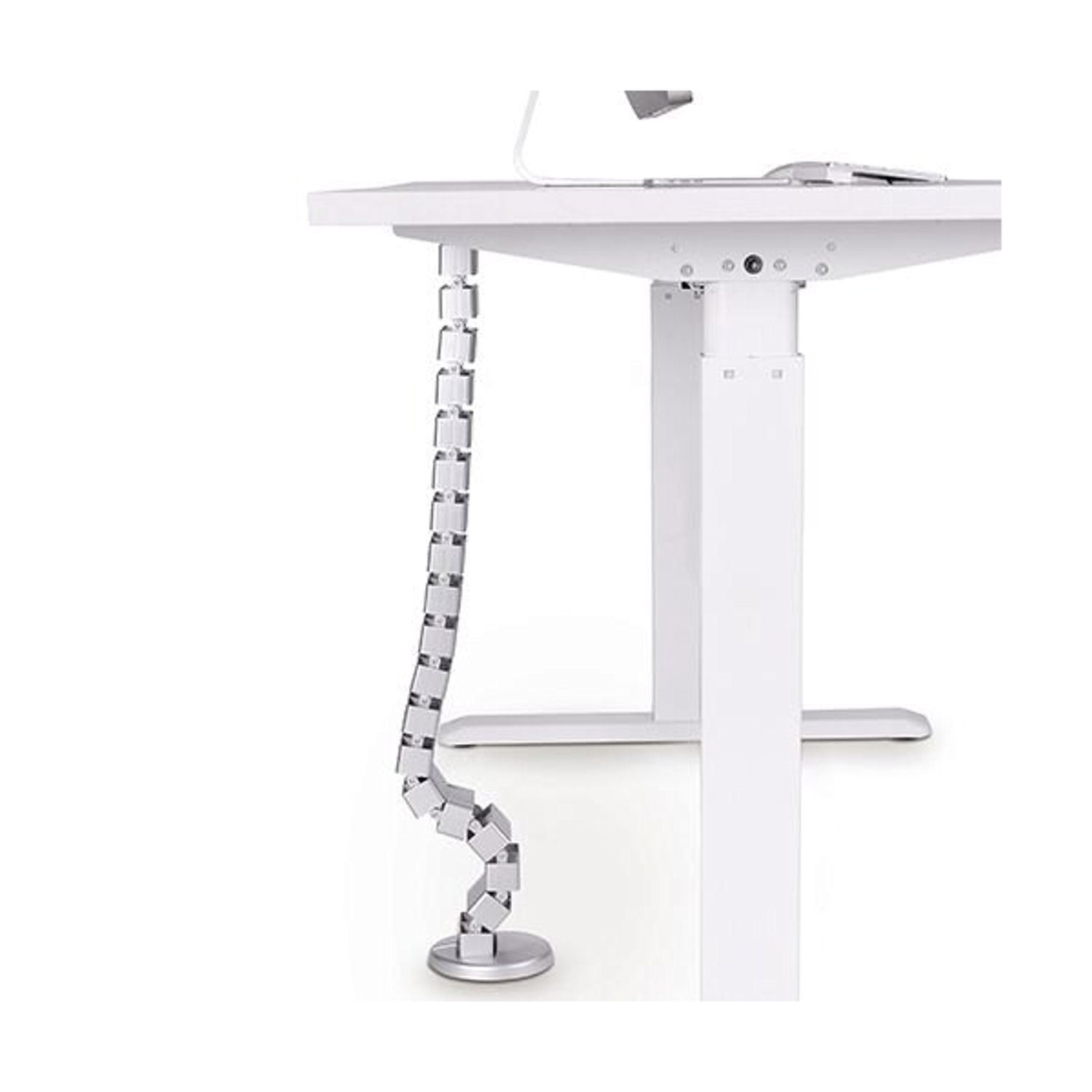 Escritorio de pie blanco con un sistema de gestión de cables plateado. Fondo blanco.