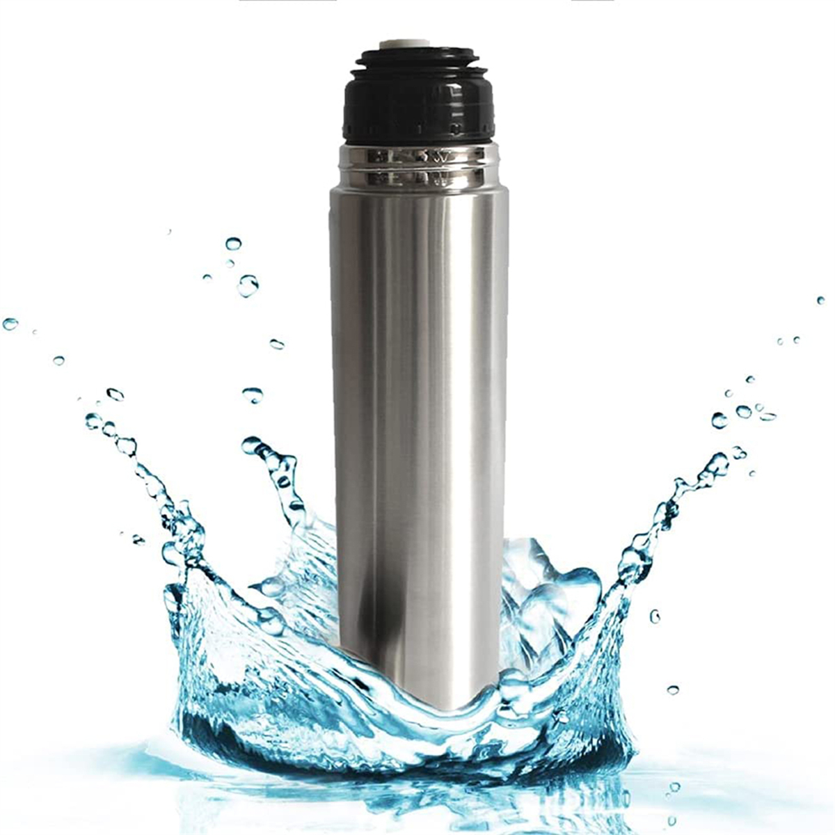 Edelstahl-Wasserflasche mit schwarzem Deckel, im Wasserspritzer.