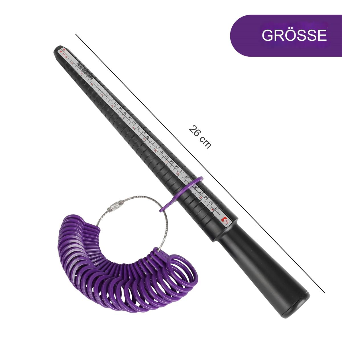 Ein Ringgrößenwerkzeug mit schwarzem Griff und einem Ringset. Das Werkzeug ist 26 cm lang. Lila Ringe.
