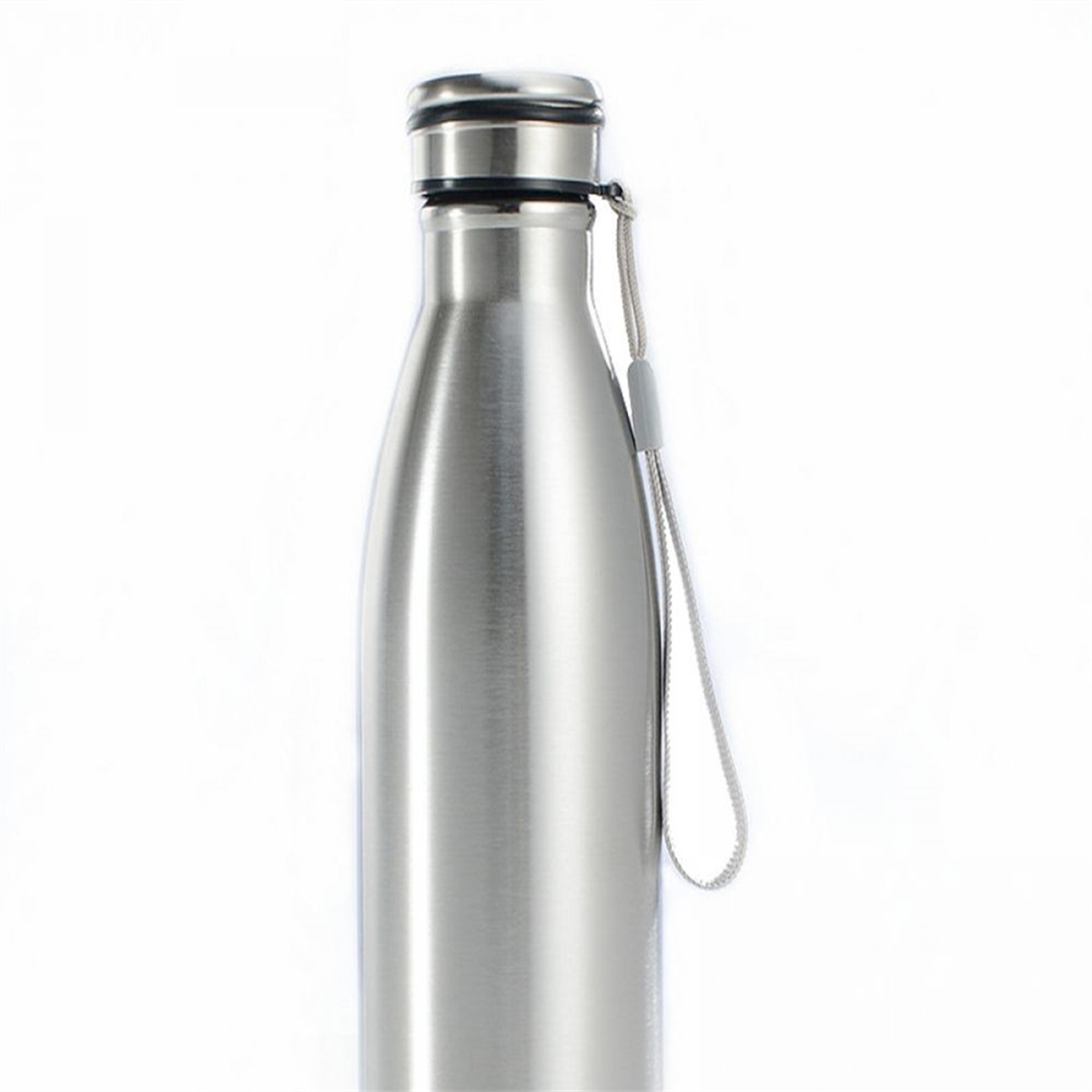 Glänzende, silberne Wasserflasche mit schwarzem Deckel und grauem Riemen vor weißem Hintergrund.