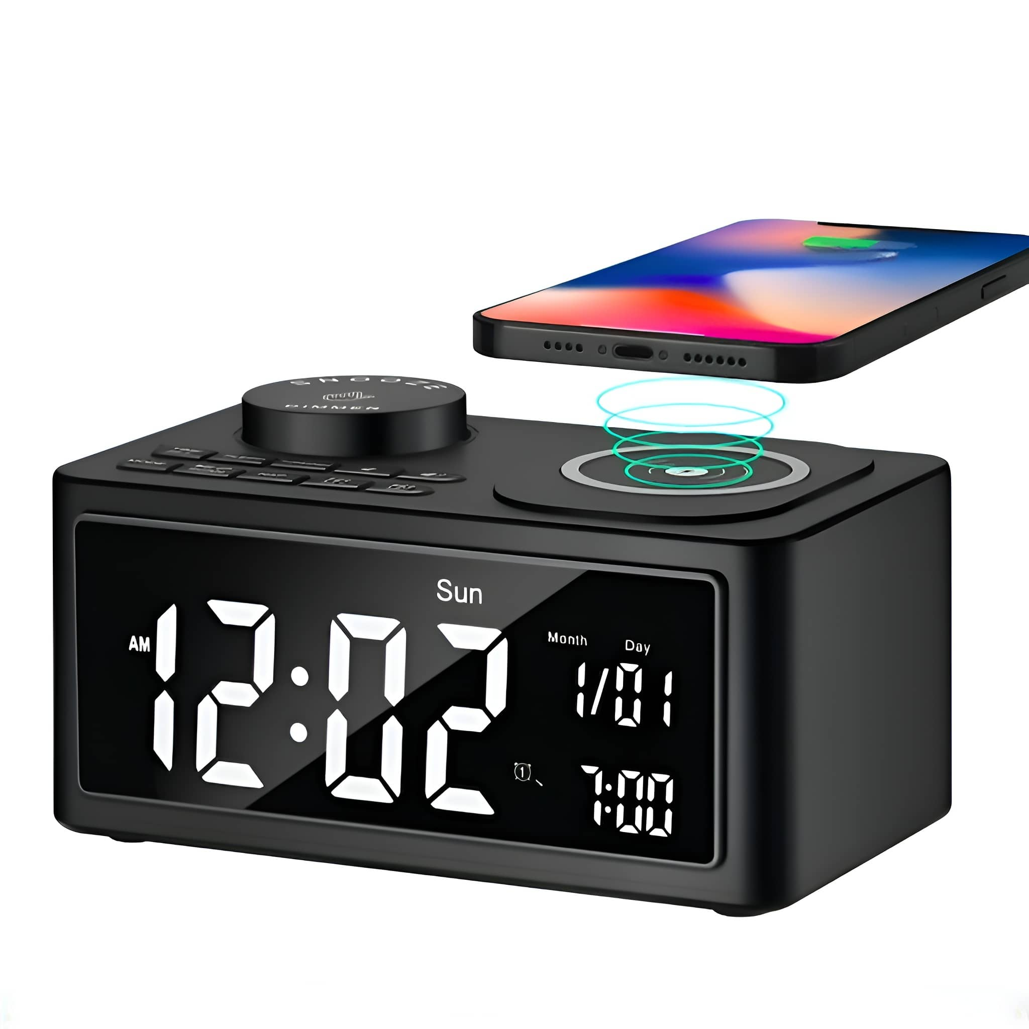 Schwarzer digitaler Wecker mit weißen Zahlen, ein Telefon wird oben aufgeladen.