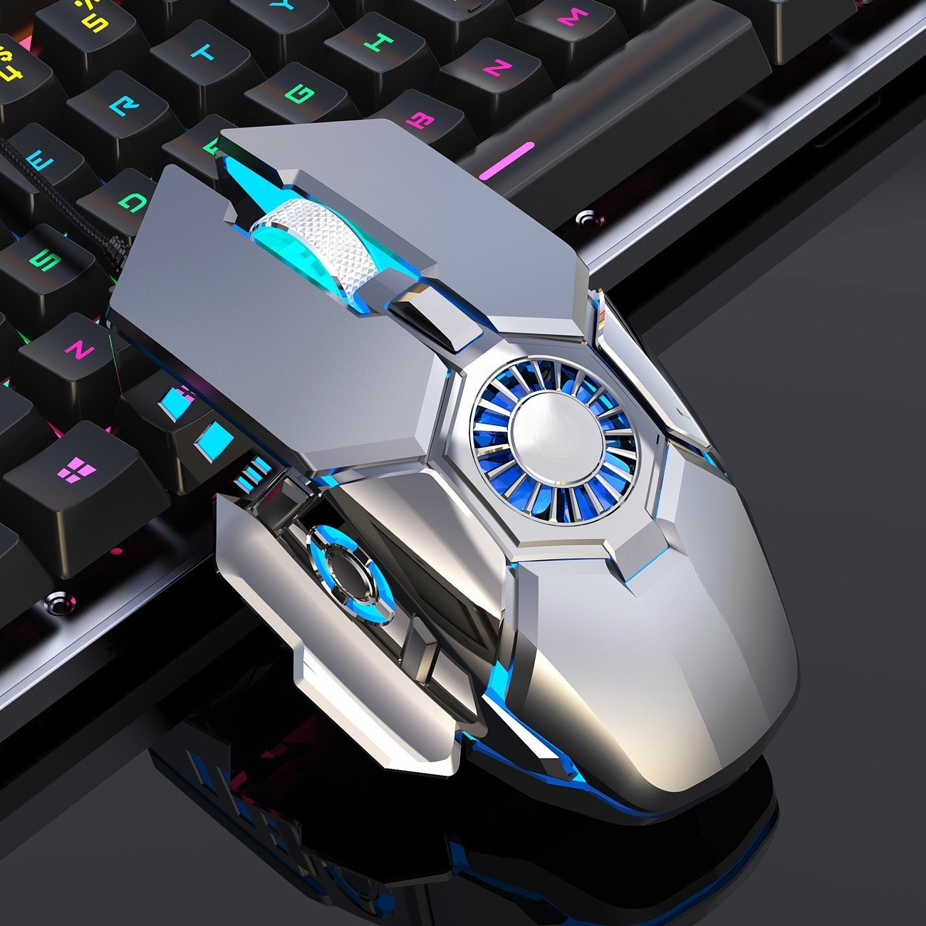 Das Bild zeigt eine silber-schwarze Gaming-Maus mit blauen LED-Leuchten und einer Tastatur.