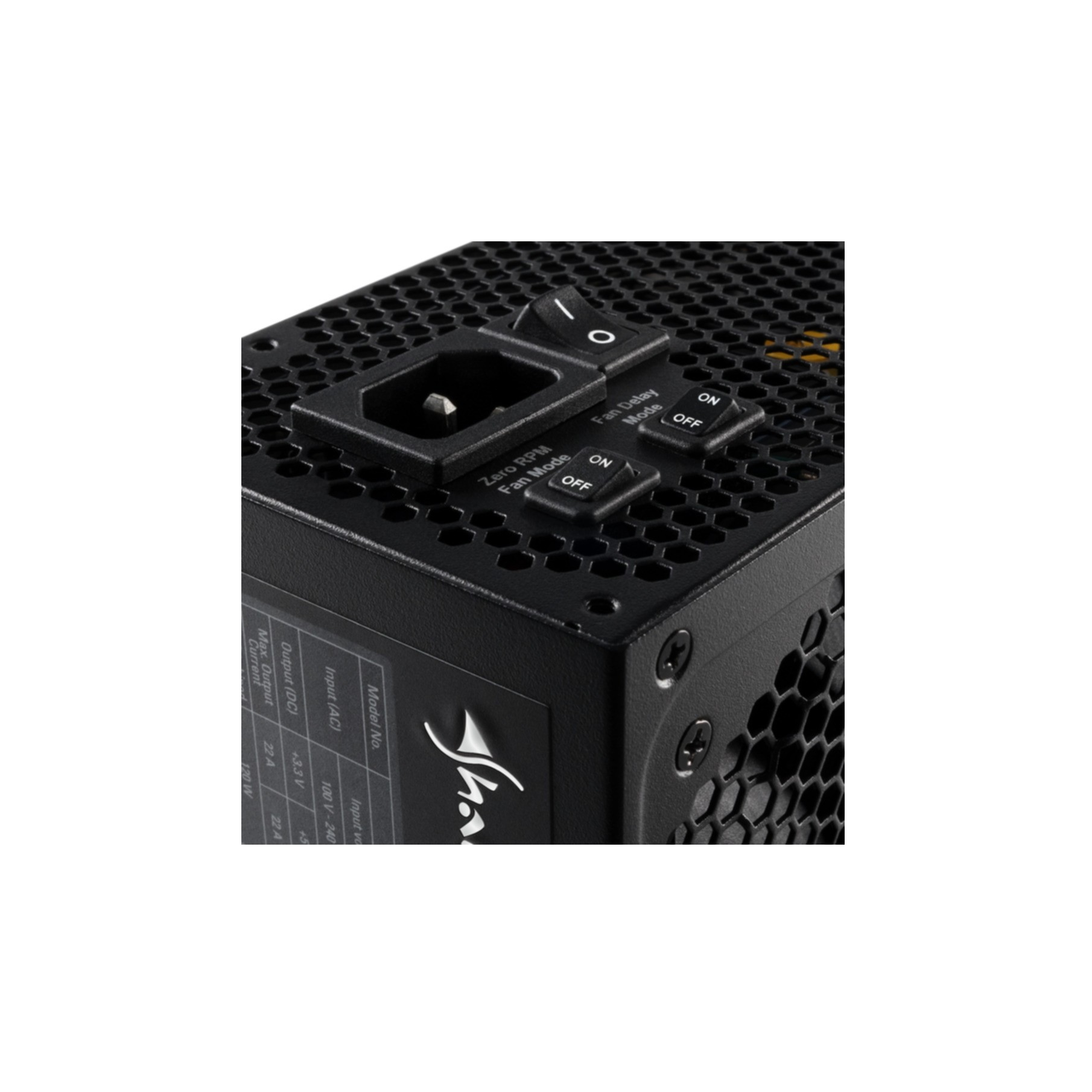 Czarny zasilacz komputerowy z włącznikiem i trybami wentylatora. Posiada gniazdo zasilania.
