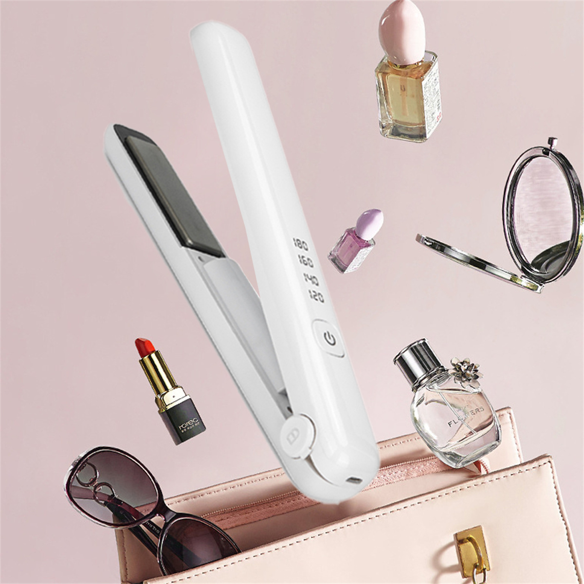 Weißer Haarglätter, der mit Make-up-Artikeln wie Lippenstift, Parfüm und Sonnenbrille schwebt.