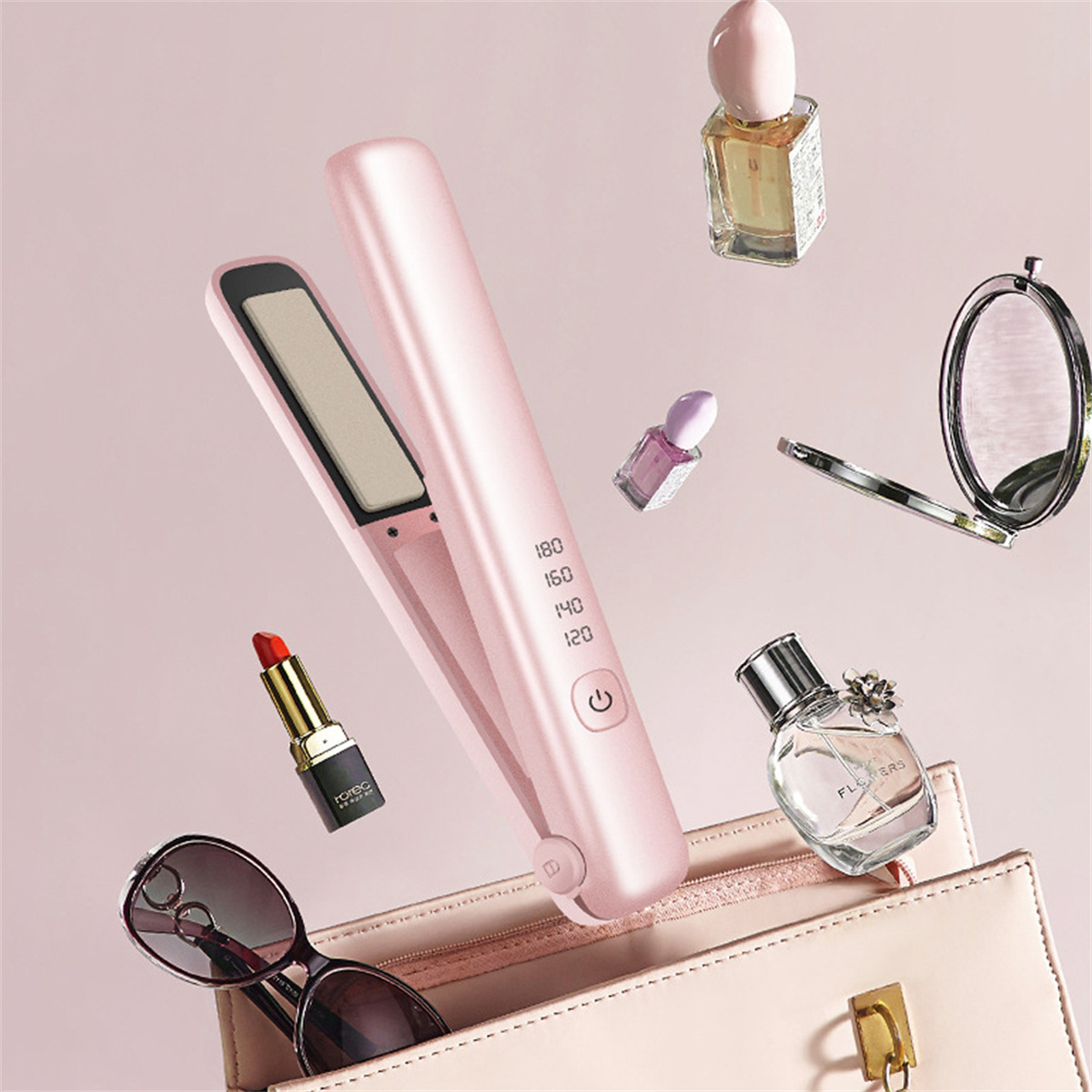 Rosafarbener Haarglätter mit Kosmetikartikeln: Parfüm, Lippenstift, Sonnenbrille.