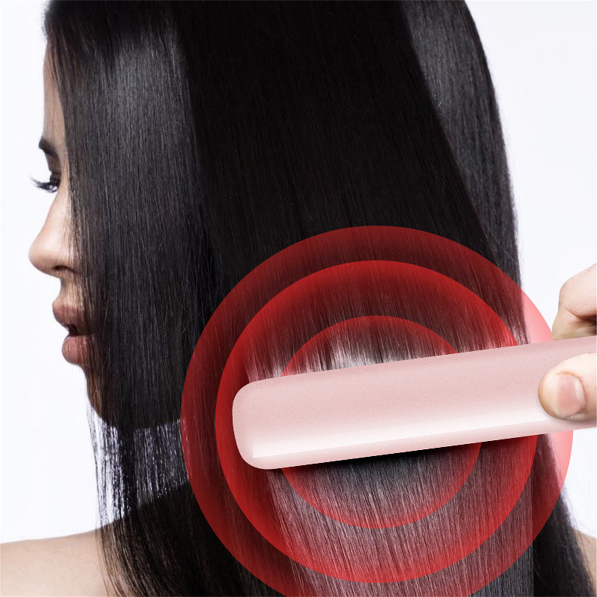 Frau mit dunklen Haaren, Kamm wird benutzt. Rote, strahlende Kreise um den Kamm.