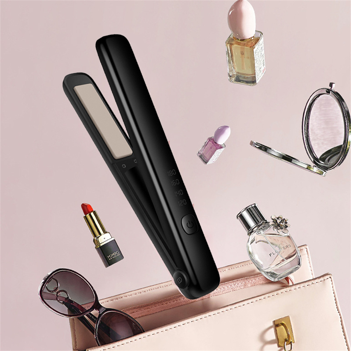 Ein schwarzer Haarglätter, umgeben von Make-up-Artikeln auf rosa Hintergrund. Artikel umfassen Lippenstift und Parfüm.