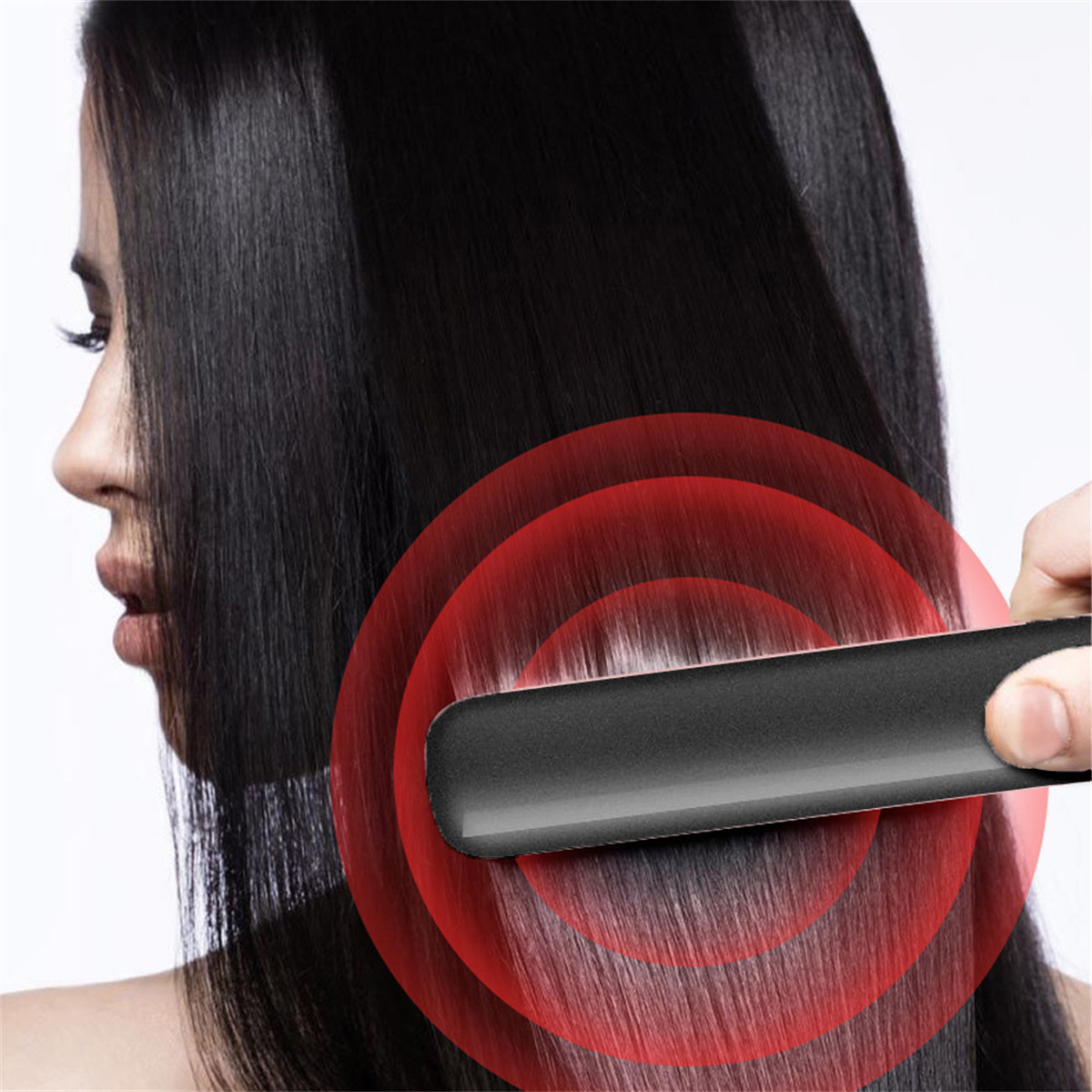 Gesicht einer Frau mit schwarzen Haaren. Ein schwarzer Haarglätter wird benutzt.