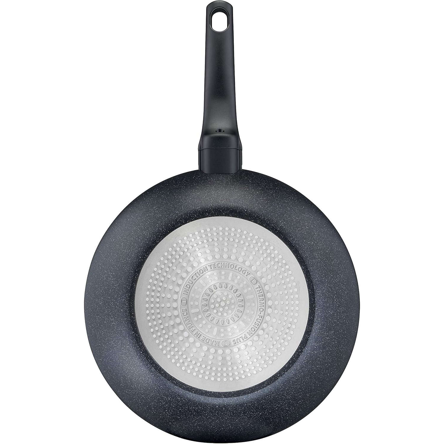 Eine schwarze Bratpfanne, die Unterseite ist sichtbar, mit hellem kreisförmigem Design. Schwarzer Griff.
