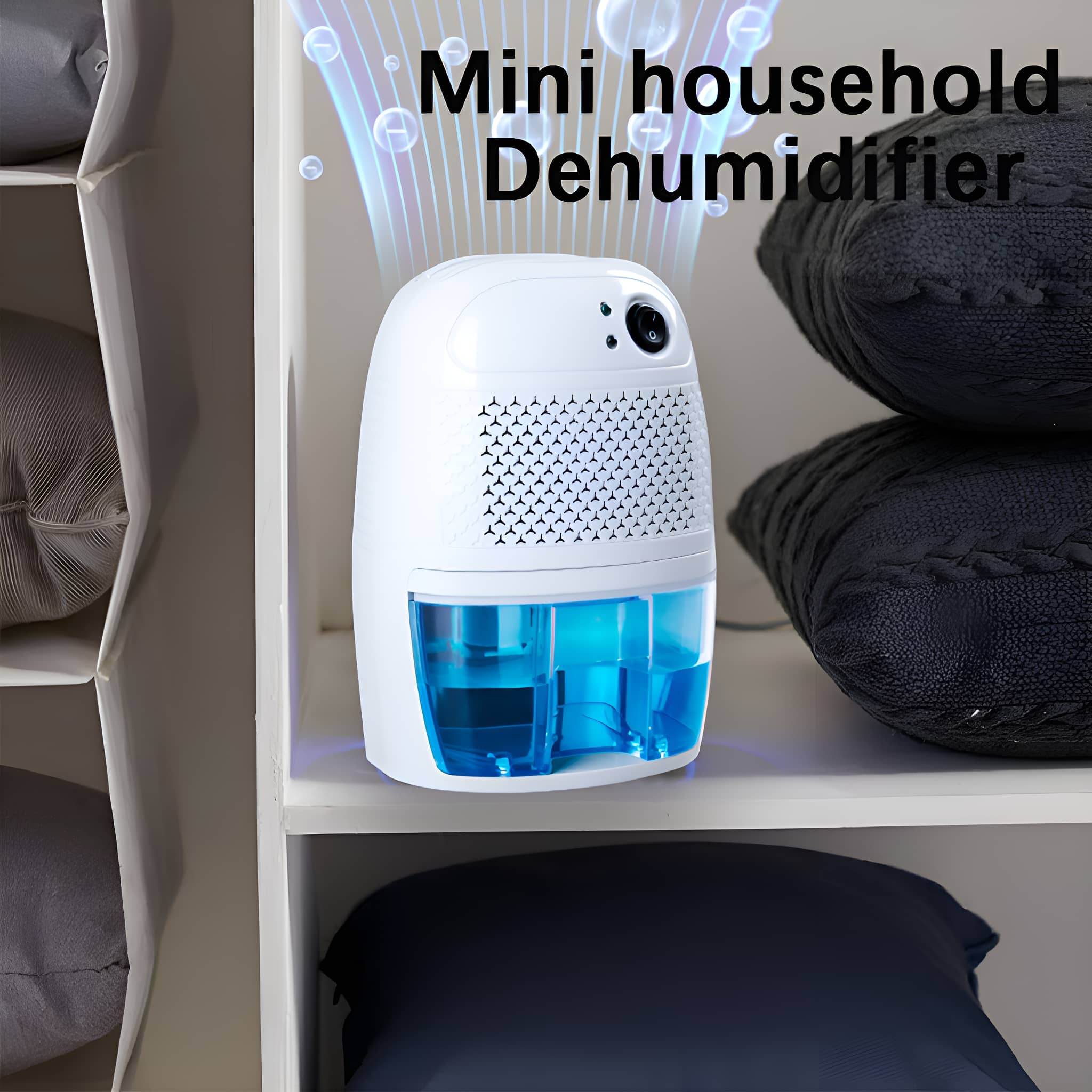 Weißer Mini-Luftentfeuchter mit blauem Wassertank und Luftschlitzen, auf einem Regal mit Kissen.