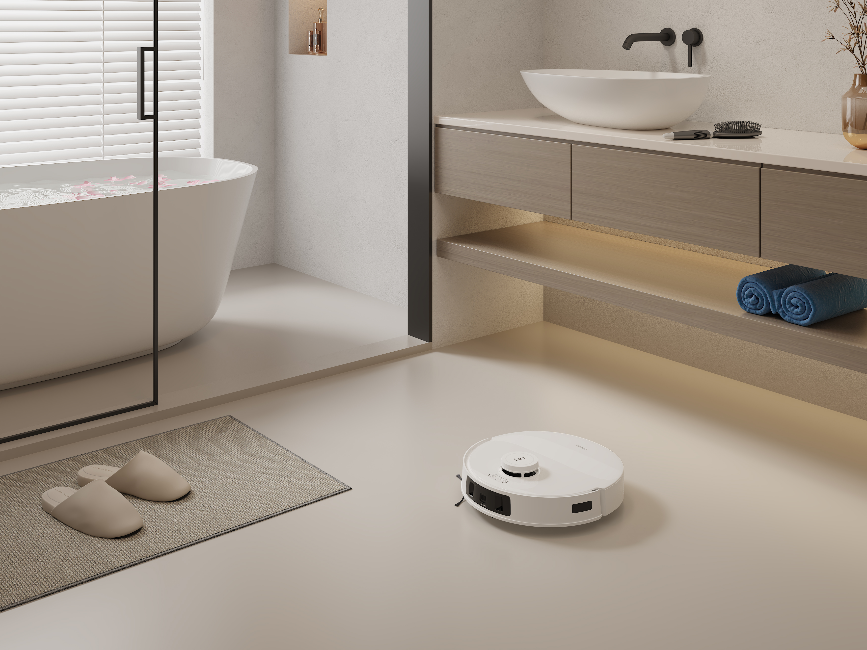 Ein weißer Roboter-Staubsauger reinigt ein Badezimmer mit Badewanne, Teppich und Handtüchern.