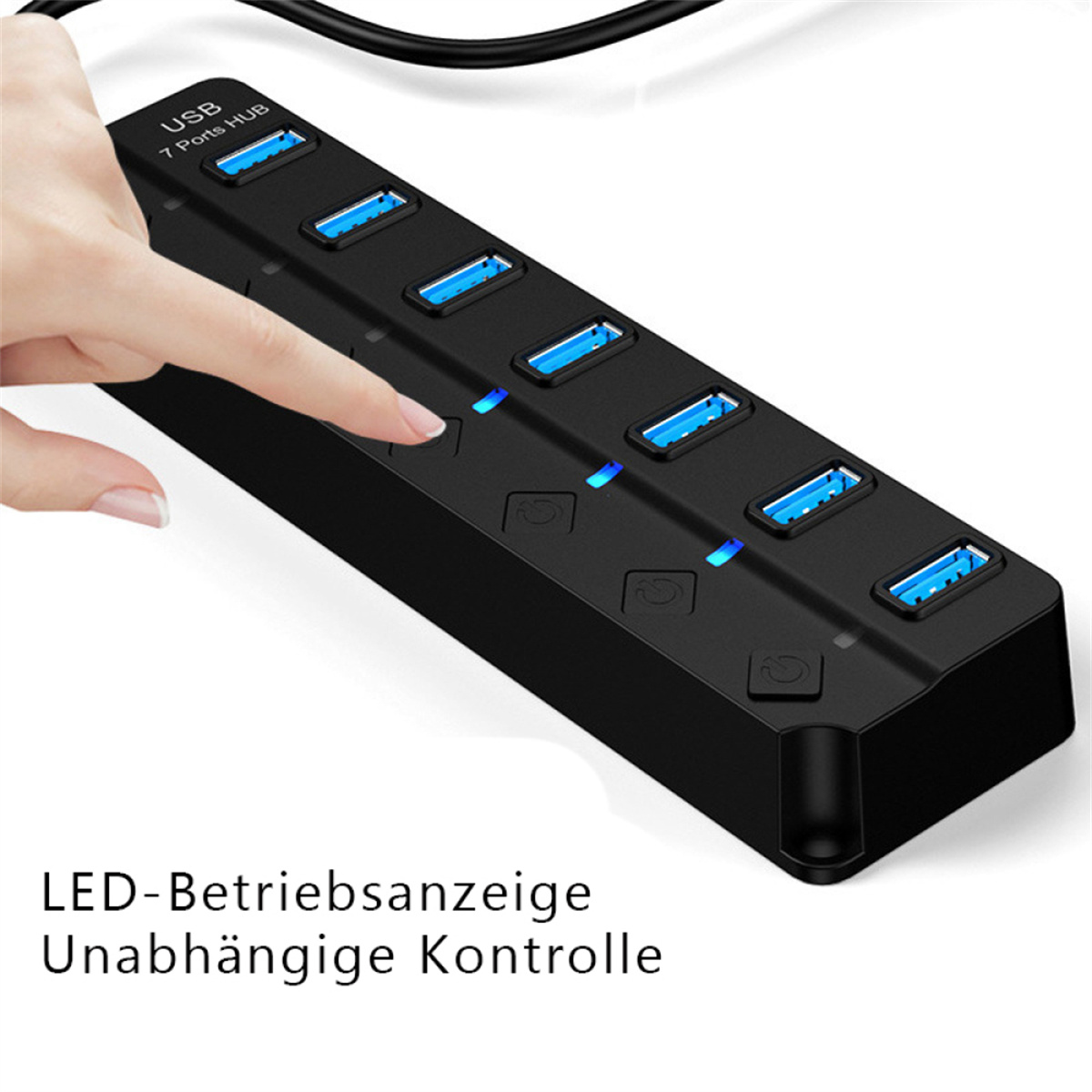 Schwarzer USB-Hub mit sieben Anschlüssen, ein Finger zeigt auf einen aktiven Anschluss.