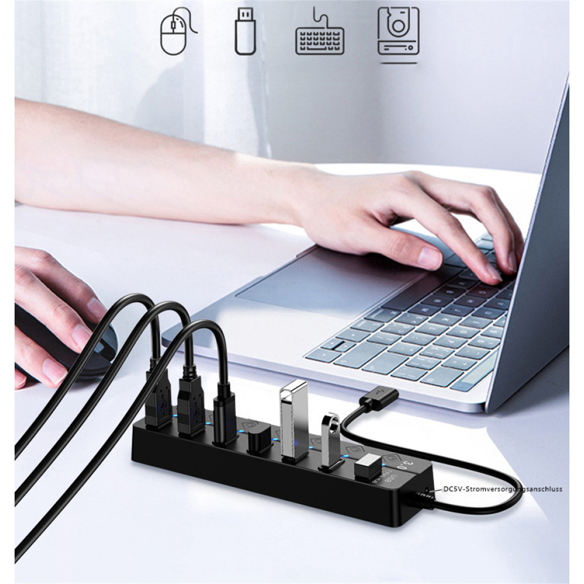 Schwarzer USB-Hub, der an einen Laptop angeschlossen ist. Zeigt USB-Laufwerke und andere angeschlossene Geräte.