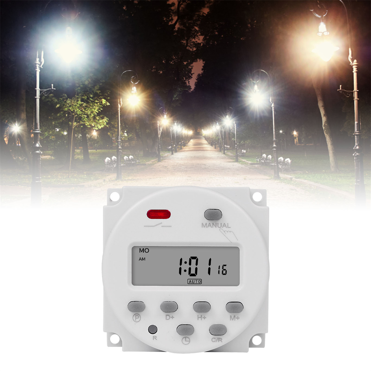 Ein weißer Timer an einem Pfahl, der die Uhrzeit bei Nacht anzeigt. Straßenlaternen im Hintergrund.