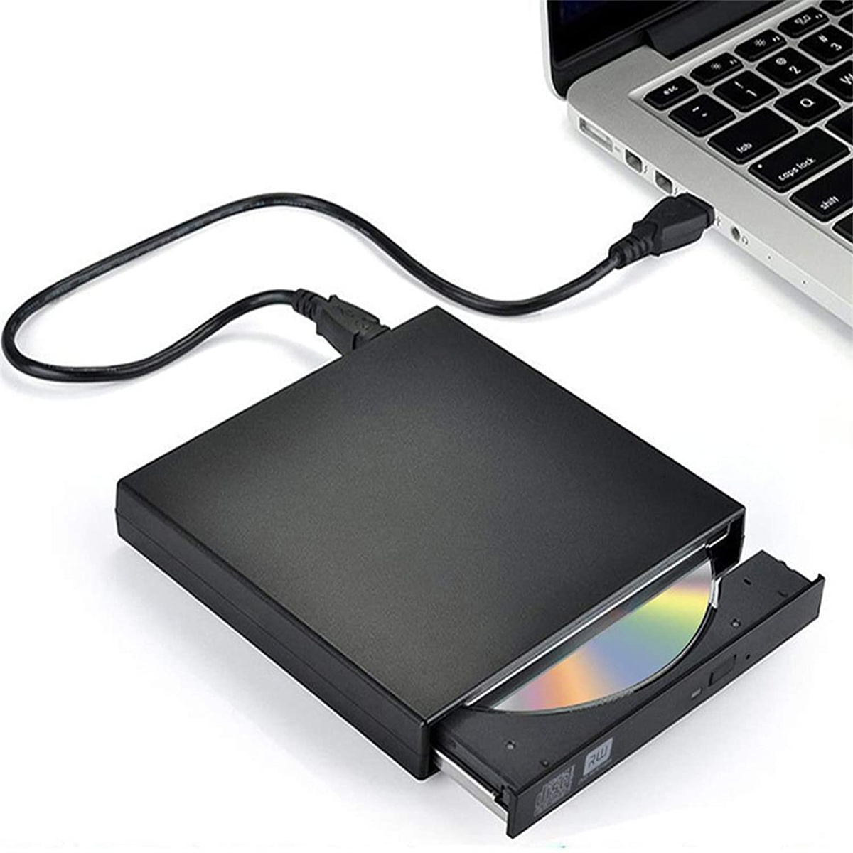 Schwarzes externes DVD-Laufwerk, angeschlossen an einen Laptop. Eine CD befindet sich im Laufwerk.