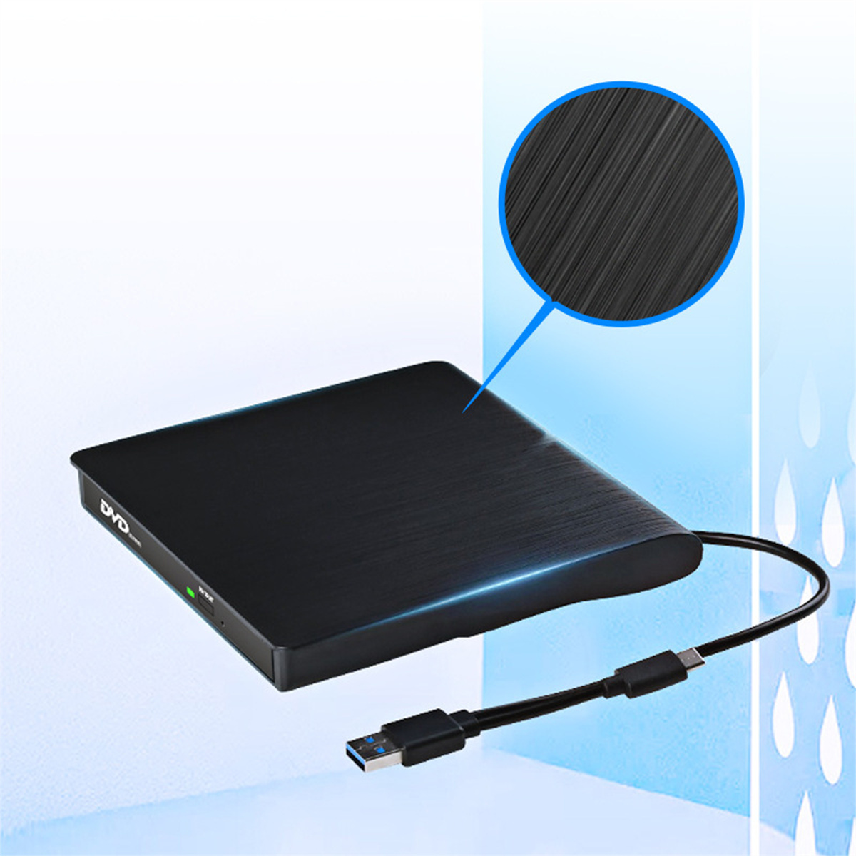 Ein schwarzes DVD-Laufwerk mit angeschlossenem USB-Kabel. Der blaue Kreis zeigt die strukturierte Oberfläche des Laufwerks.