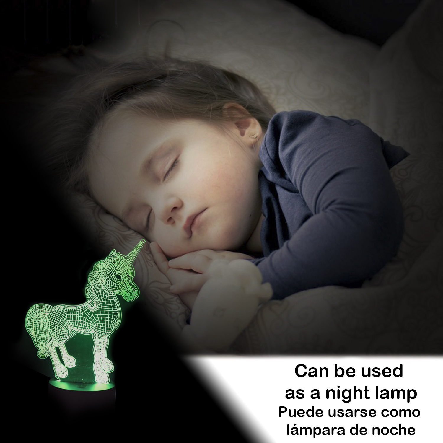 Un bambino che dorme con una luce notturna a forma di unicorno verde. La stanza è buia.