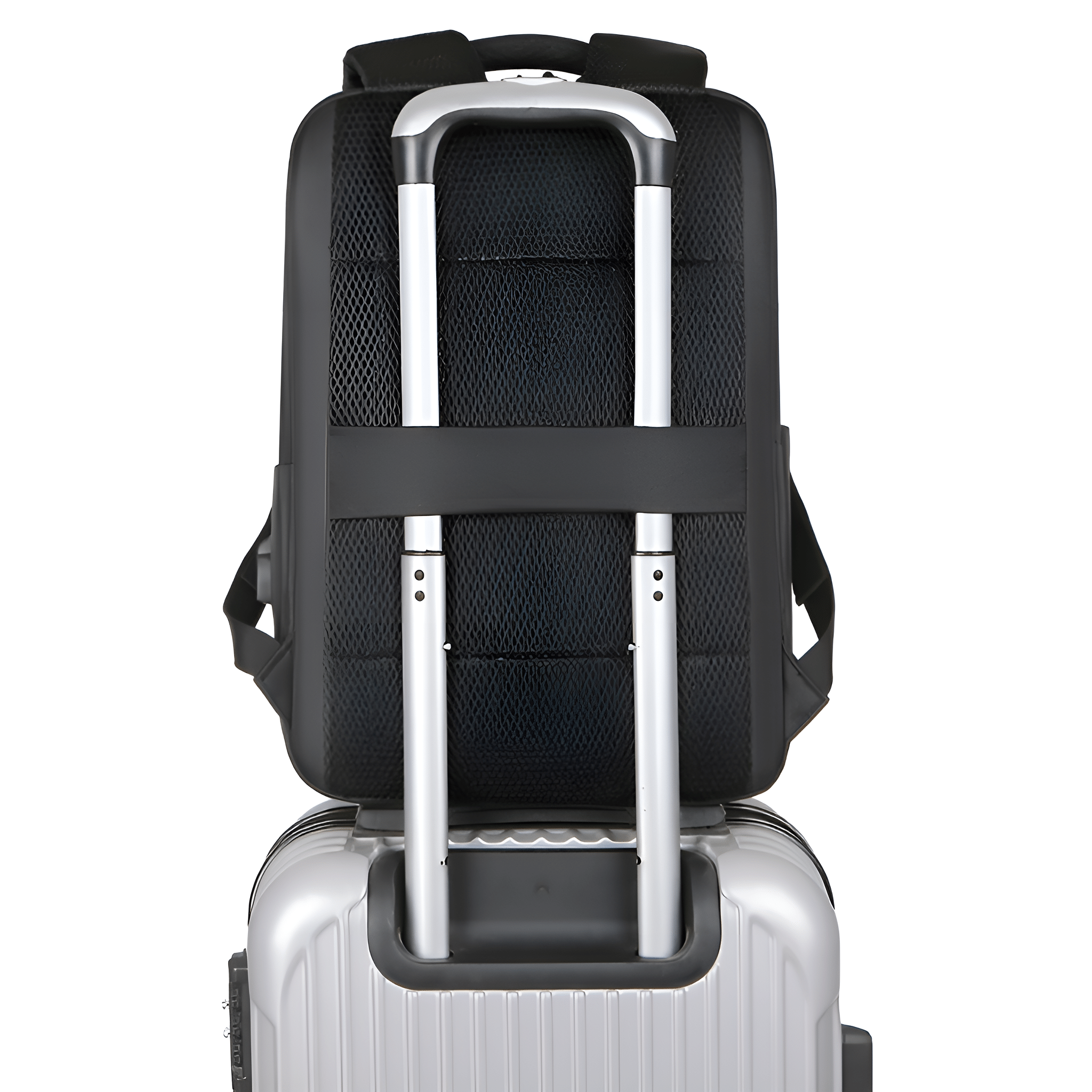 Ein schwarzer Rucksack auf einem silbernen Koffer. Der Griff ist hochgeklappt.