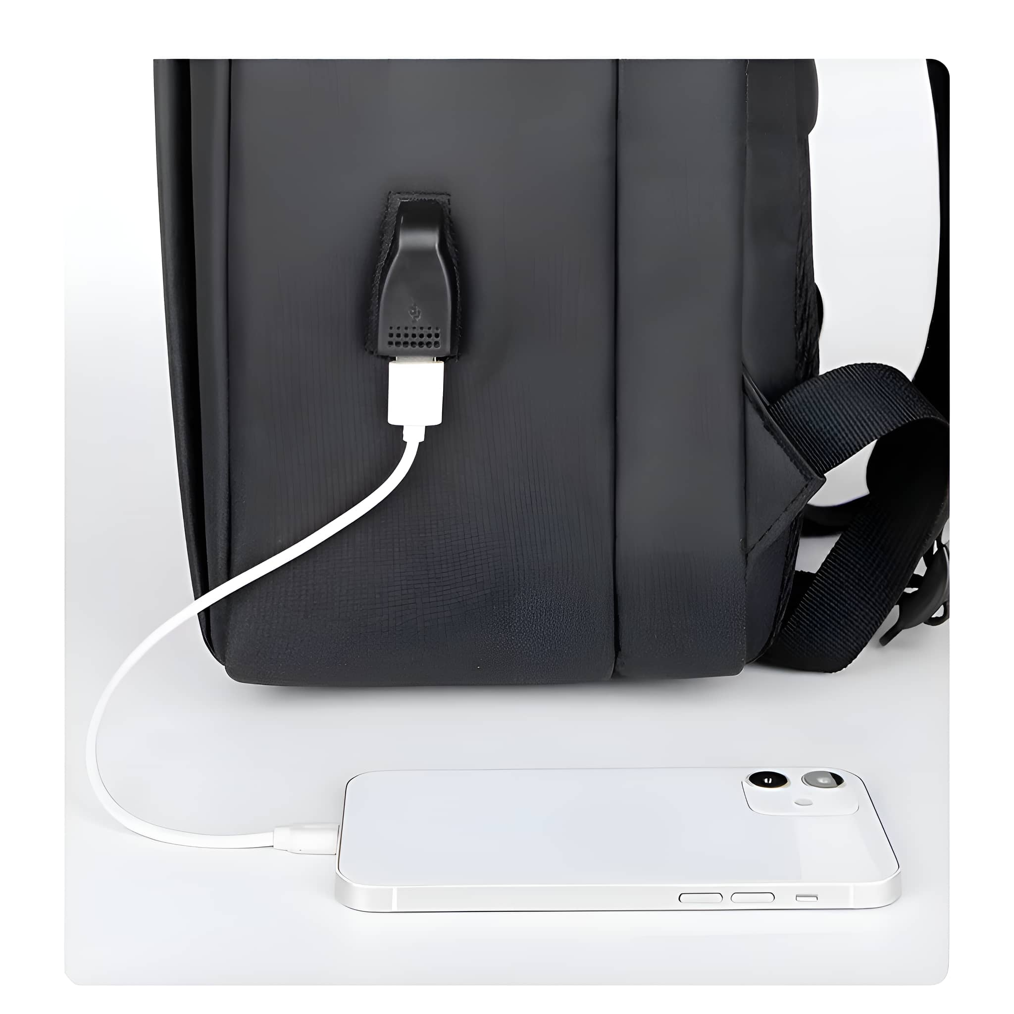 Schwarzer Rucksack mit Ladeanschluss und ein weißes Telefon, das daran angeschlossen ist, auf weißem Hintergrund.