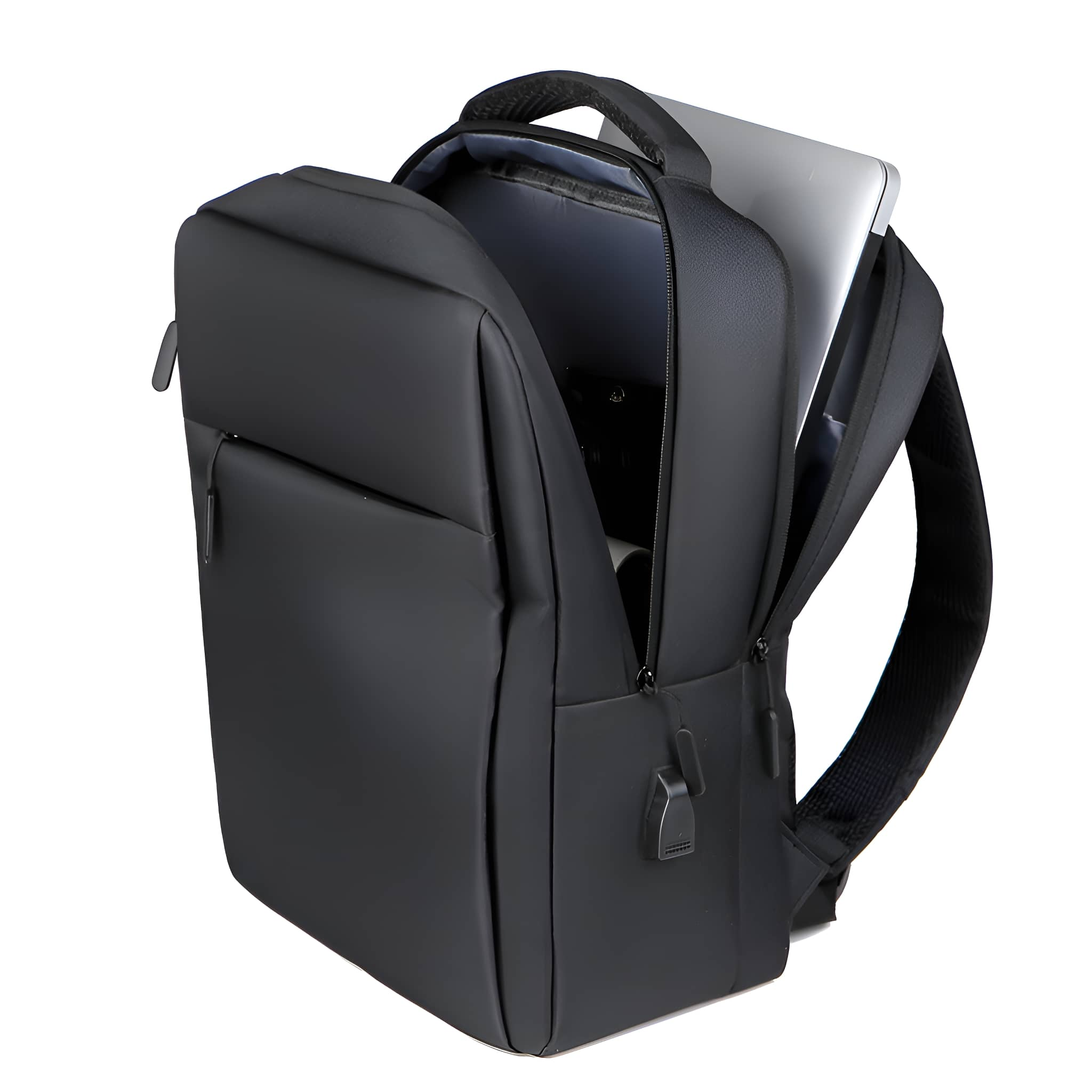 Ein schwarzer Rucksack ist geöffnet und zeigt einen Laptop im Inneren. Er befindet sich auf weißem Hintergrund.