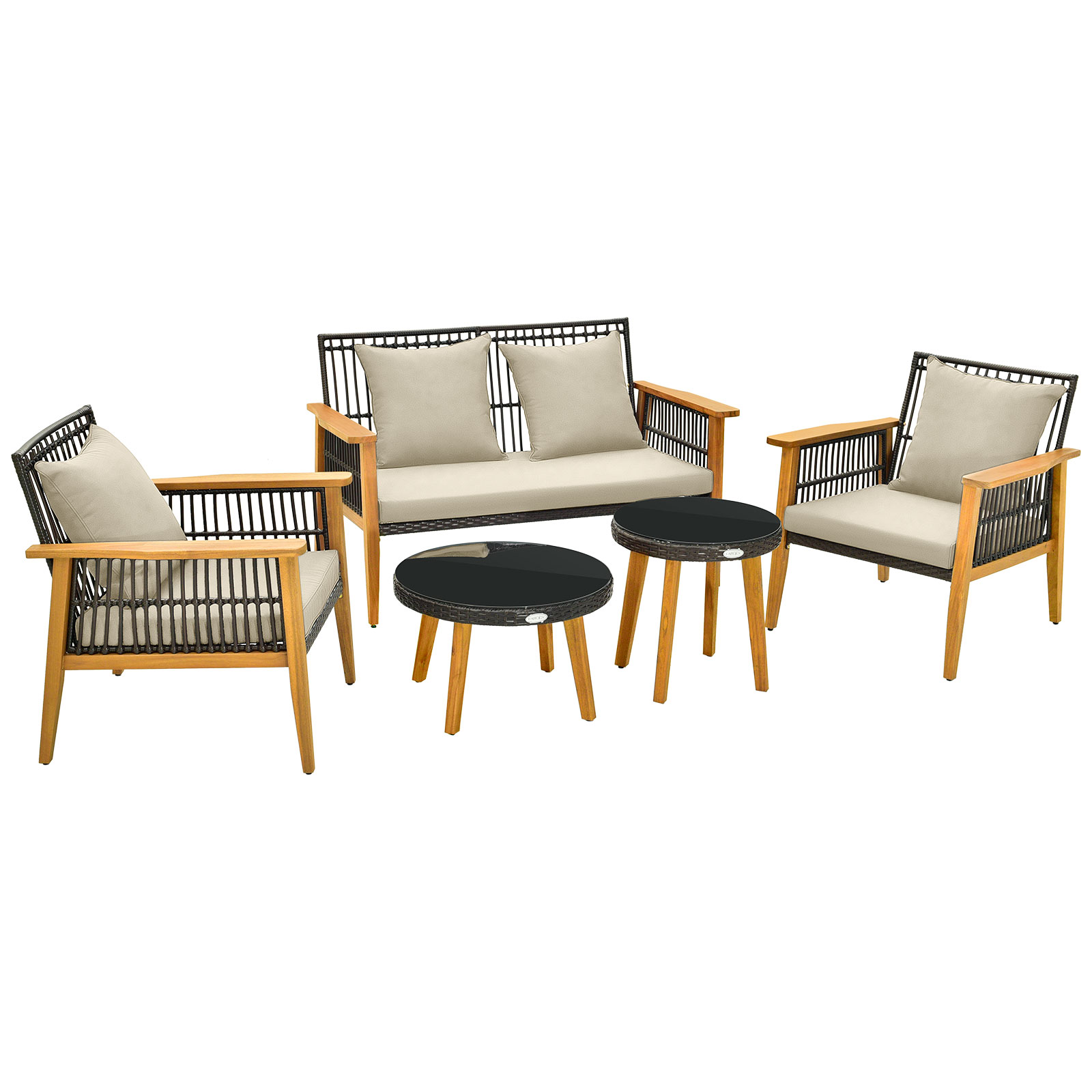 Gartenmöbel-Set mit Sofa, zwei Stühlen und zwei kleinen runden Tischen.