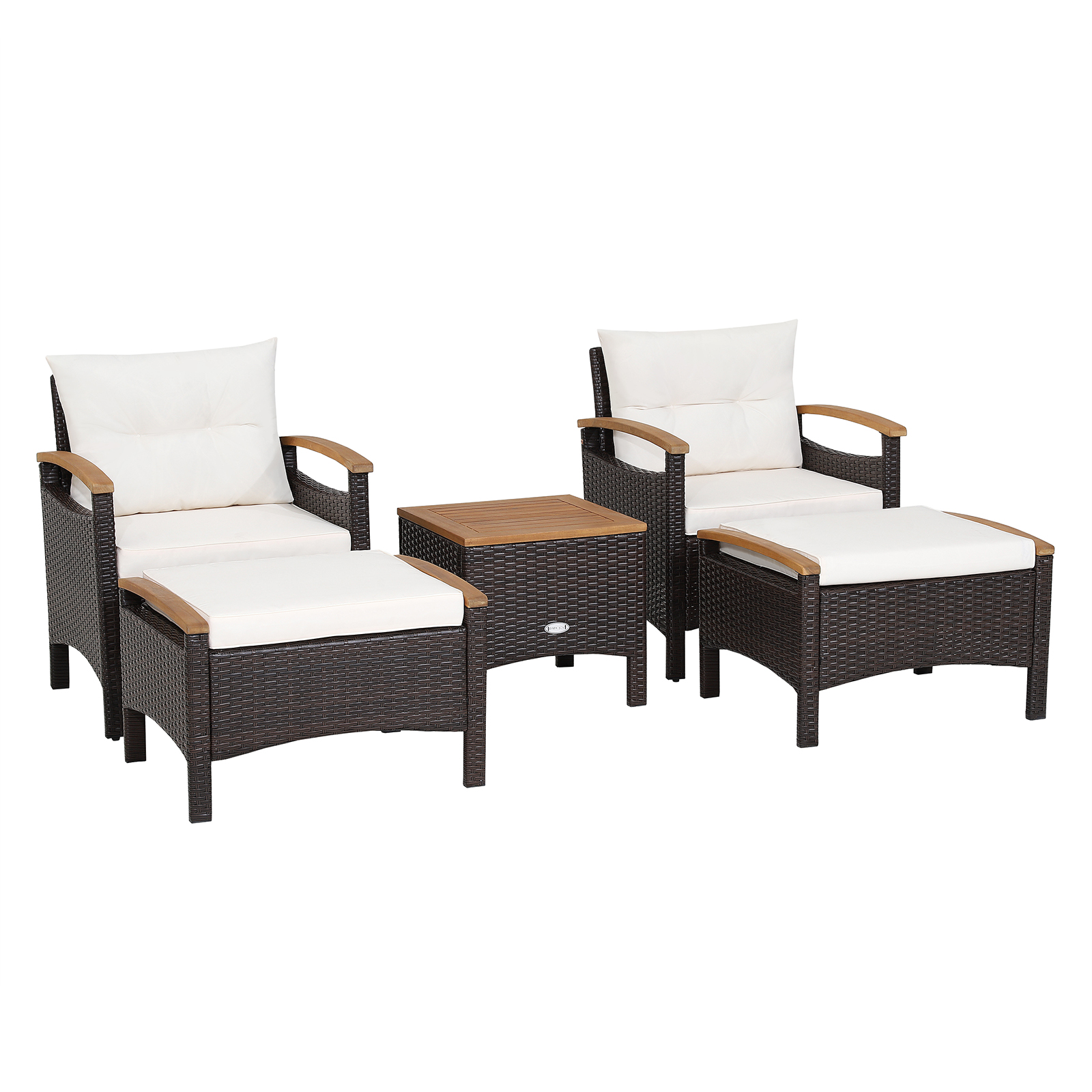 Rattan-Gartenmöbel-Set. Zwei Sessel mit Fußhockern und ein quadratischer Tisch, alles weiße Kissen.
