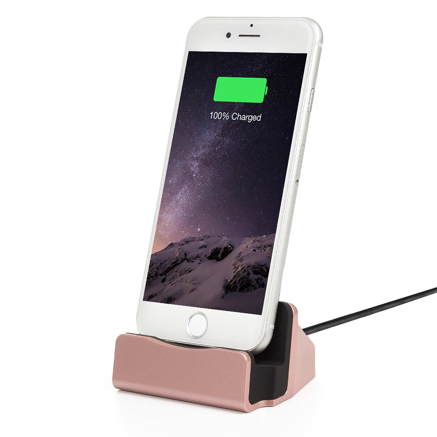 Telefono cellulare in carica su una base oro rosa. Lo schermo mostra 100% caricato.